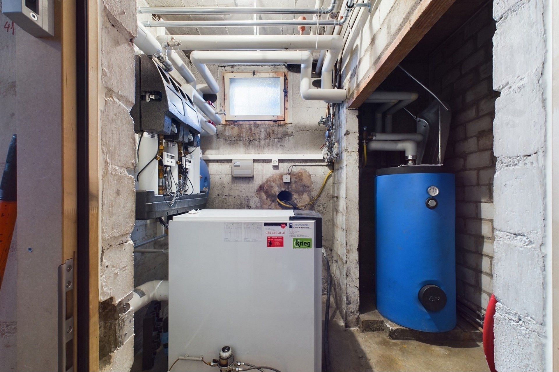 Technikraum im Keller mit Heizungs- und Speicheranlage