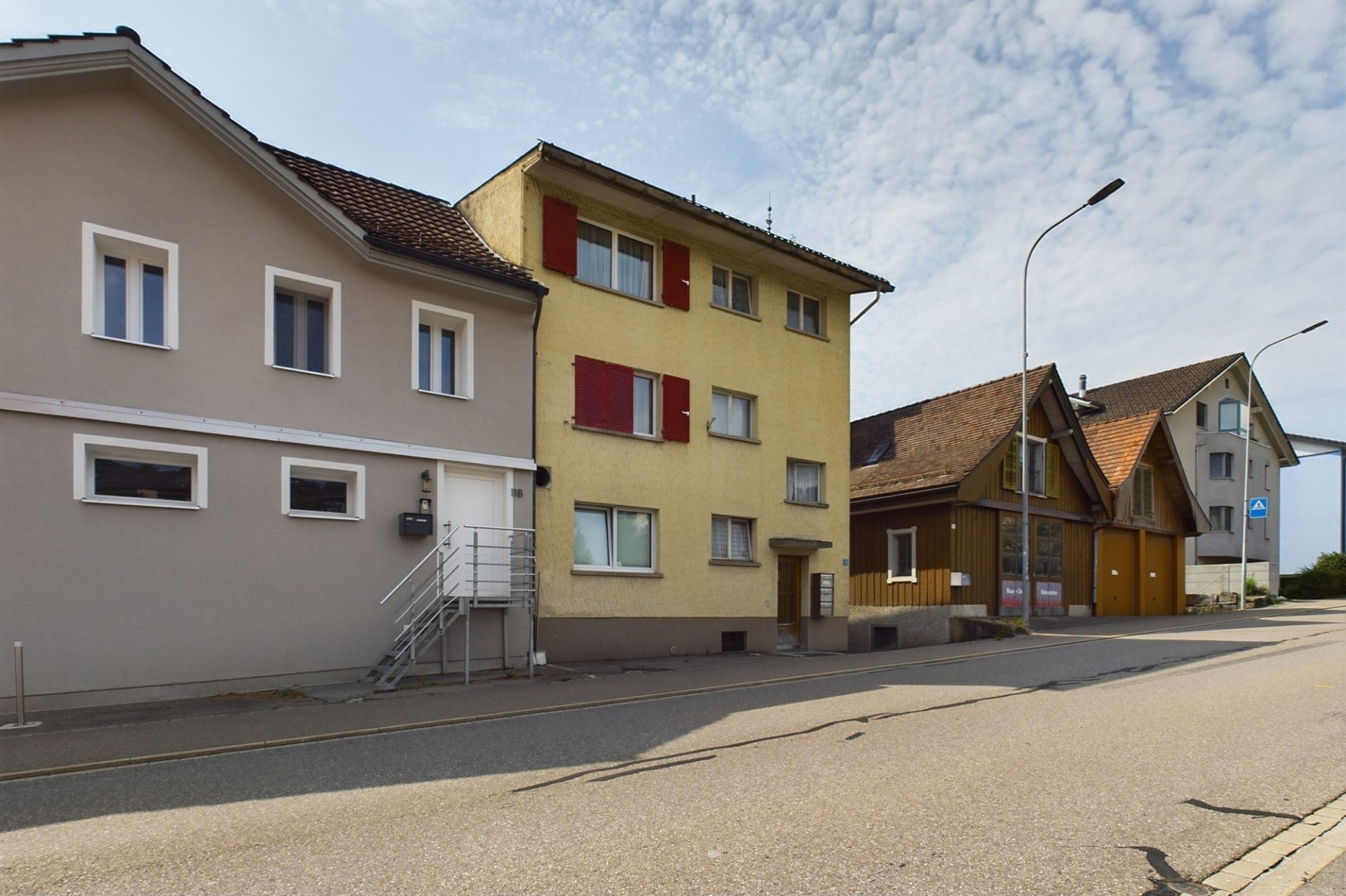 Straßenansicht mit Wohnhäusern