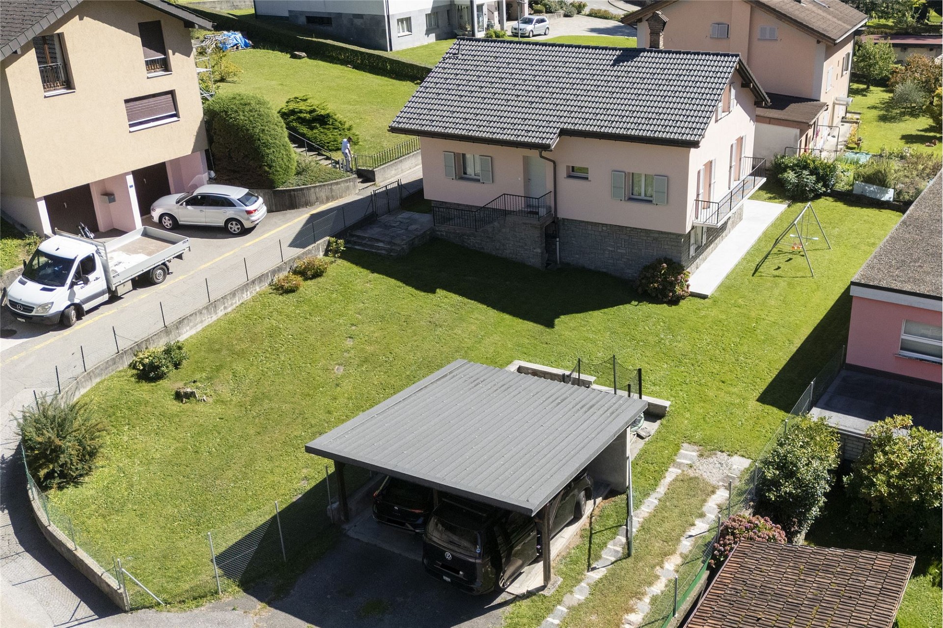 Luftaufnahme eines Wohnhauses mit Garten und Carport