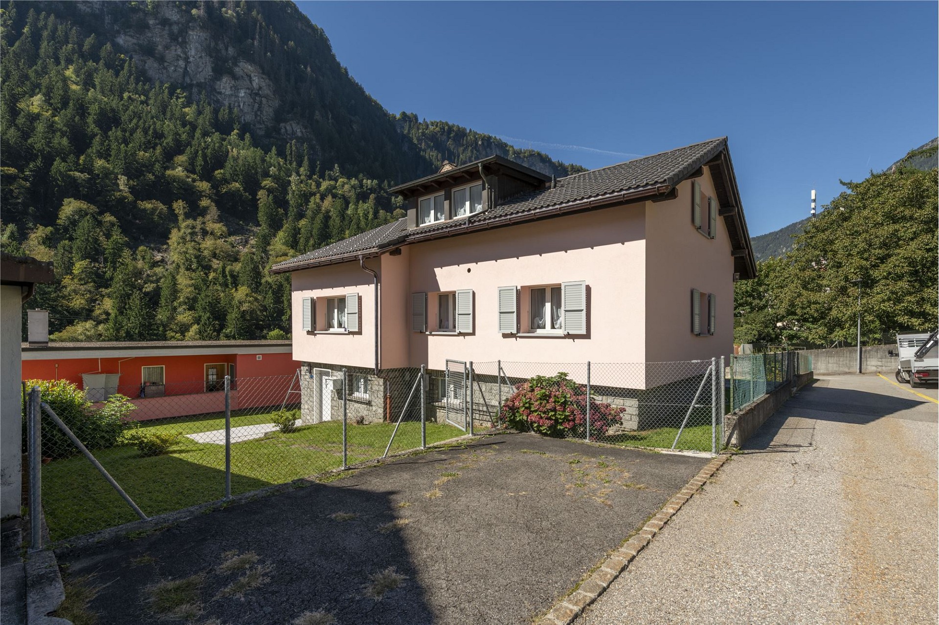 Haus mit Bergkulisse und Garten