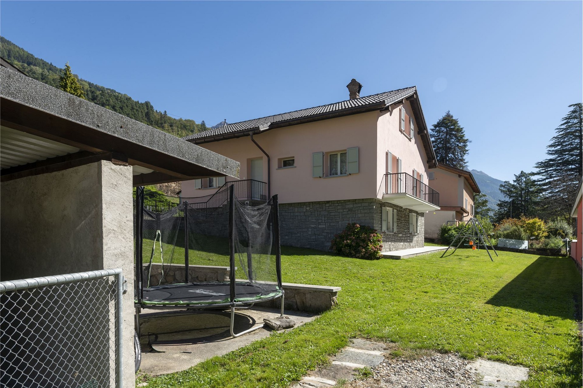 Außenansicht eines Wohnhauses mit Garten