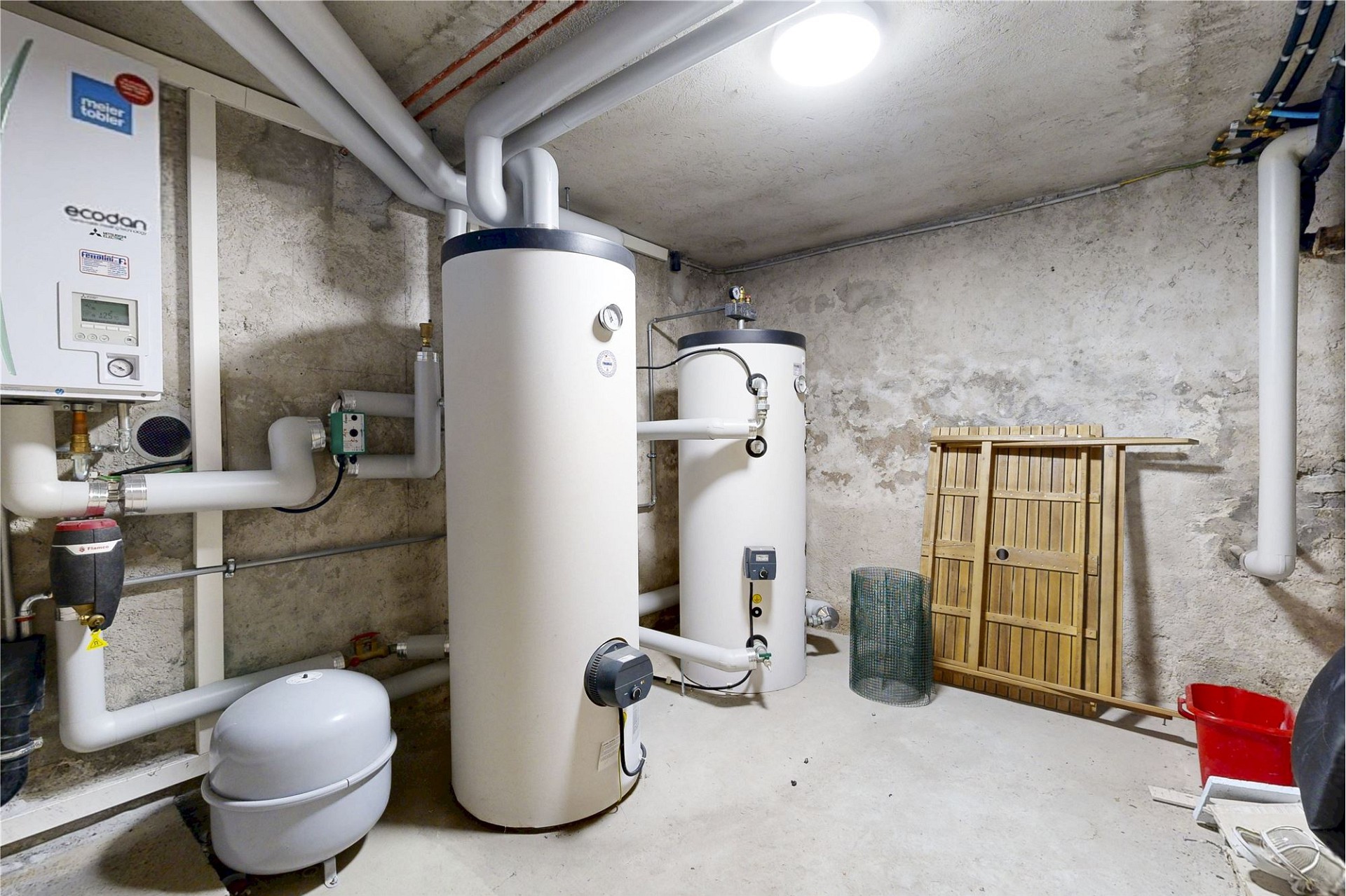 Heizungs- und Technikraum mit Warmwasserspeichern