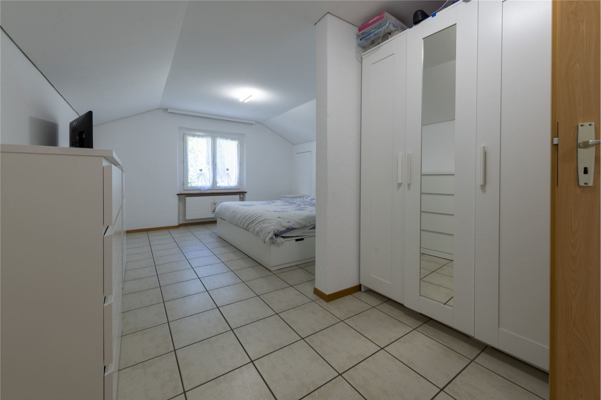 Helles Schlafzimmer mit Dachschräge und Stauraum