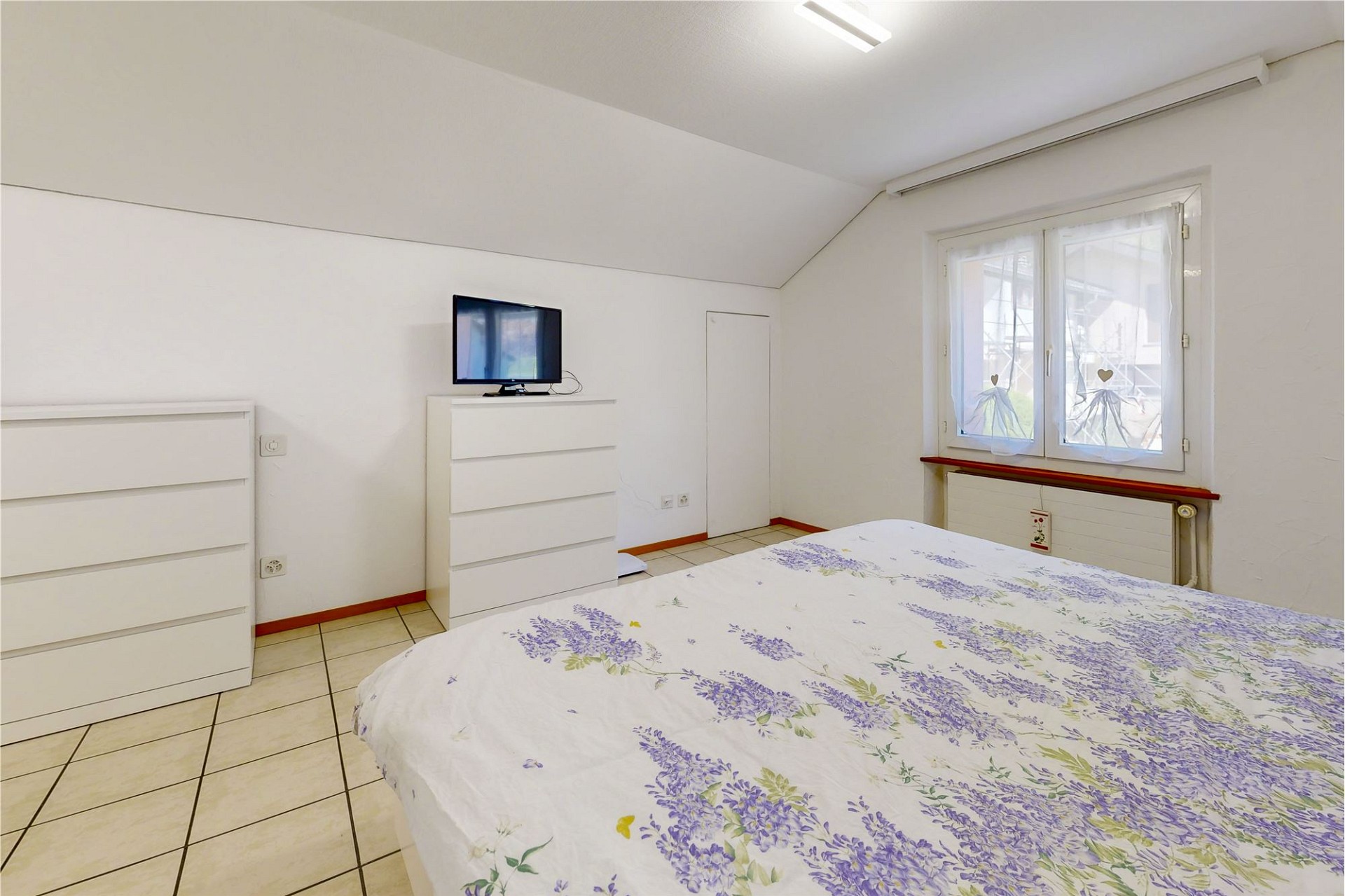 Helles Schlafzimmer mit Dachschräge