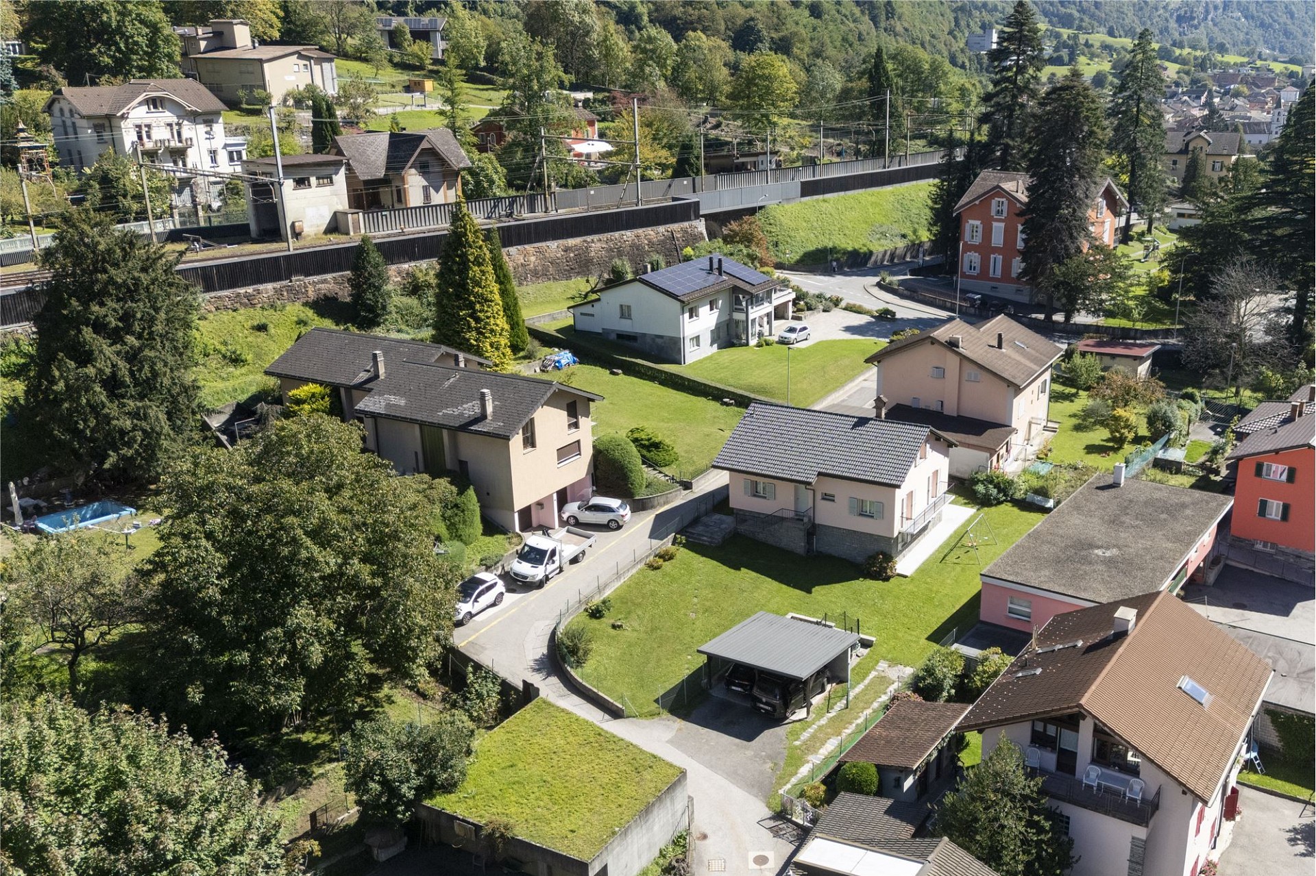 Luftaufnahme eines Wohnquartiers in Hanglage