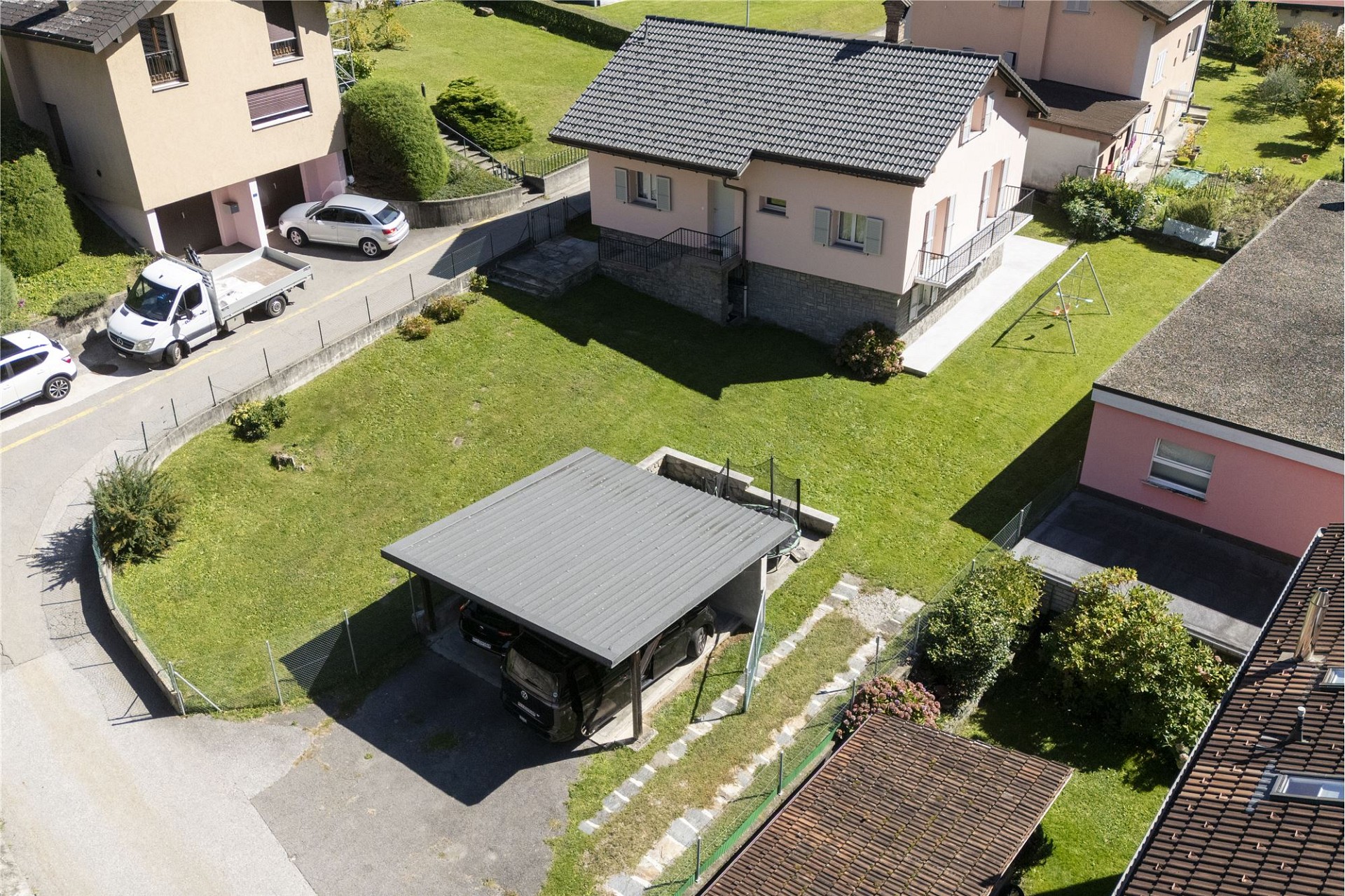 Luftaufnahme eines Wohnhauses mit Garten und Carport