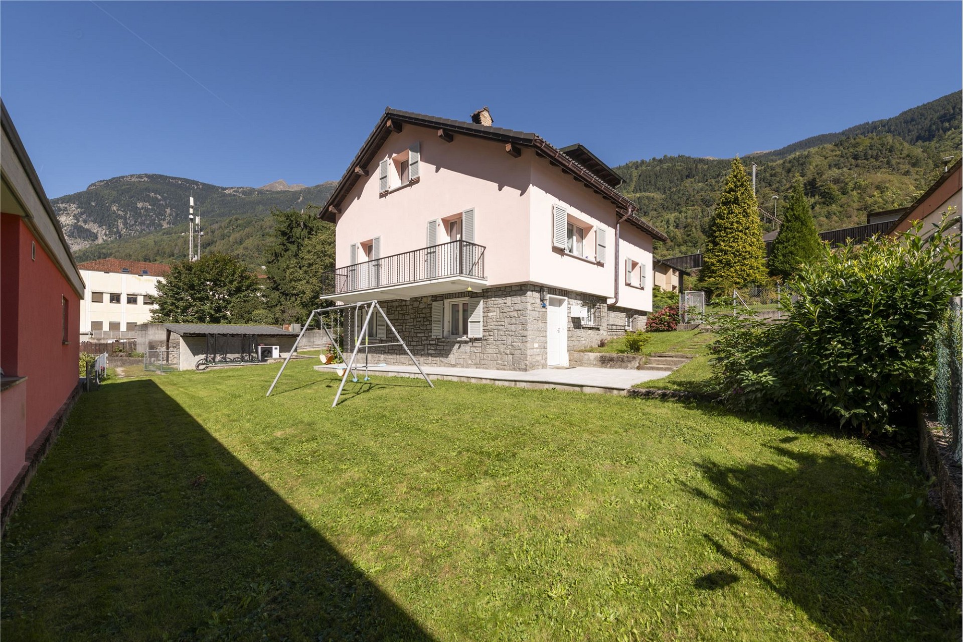 Einfamilienhaus mit Garten und Bergkulisse