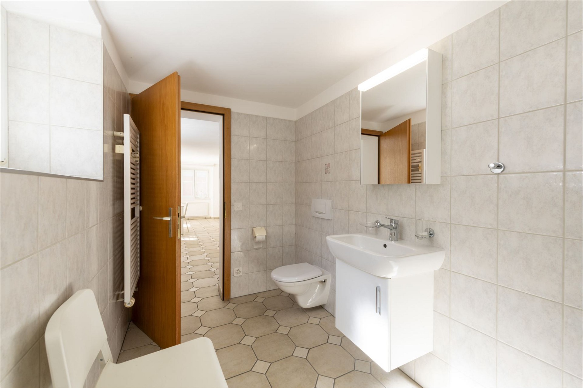 Kleines Badezimmer mit WC und Waschtisch