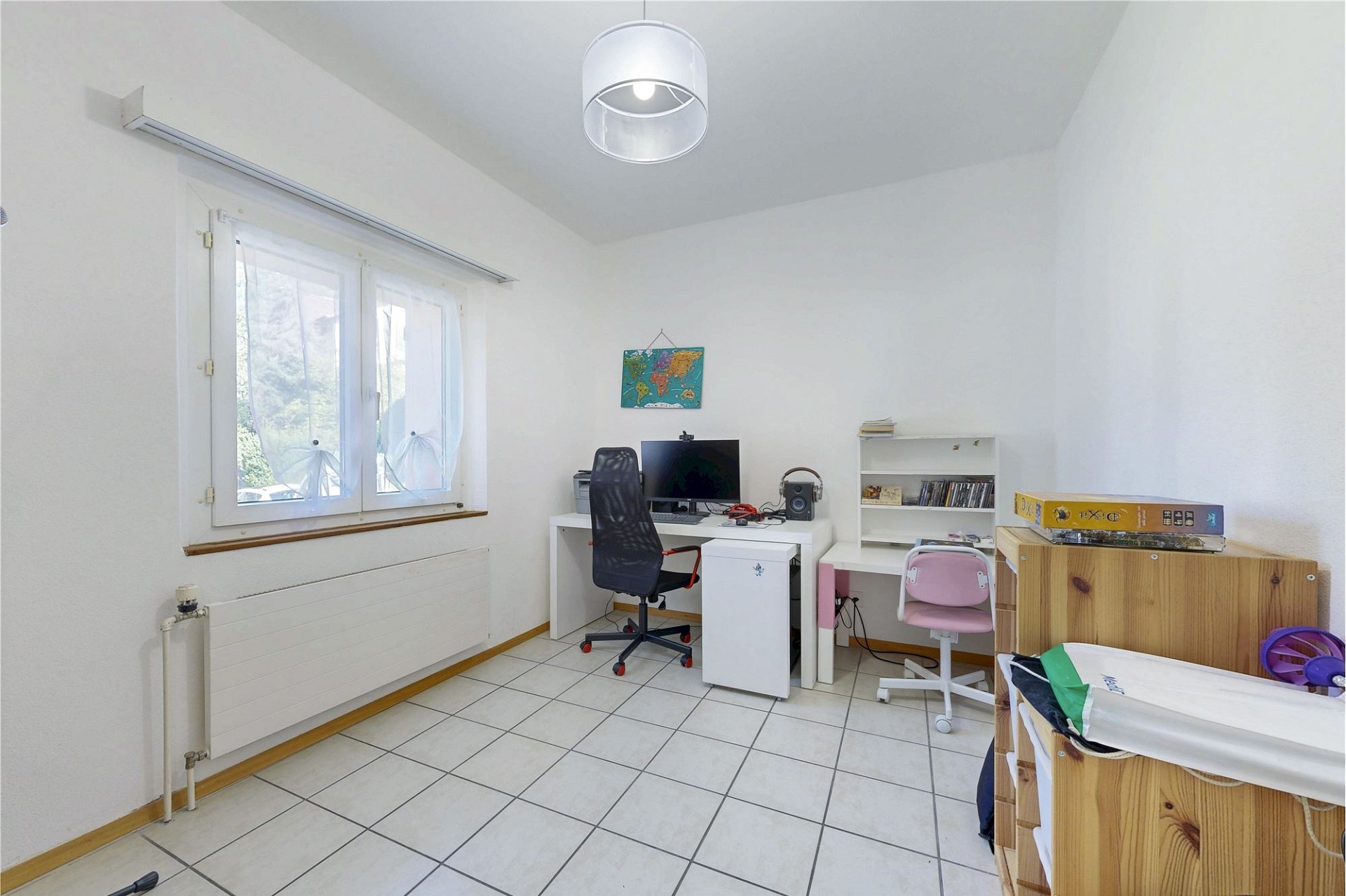 Helles Arbeitszimmer mit zwei Schreibtischen