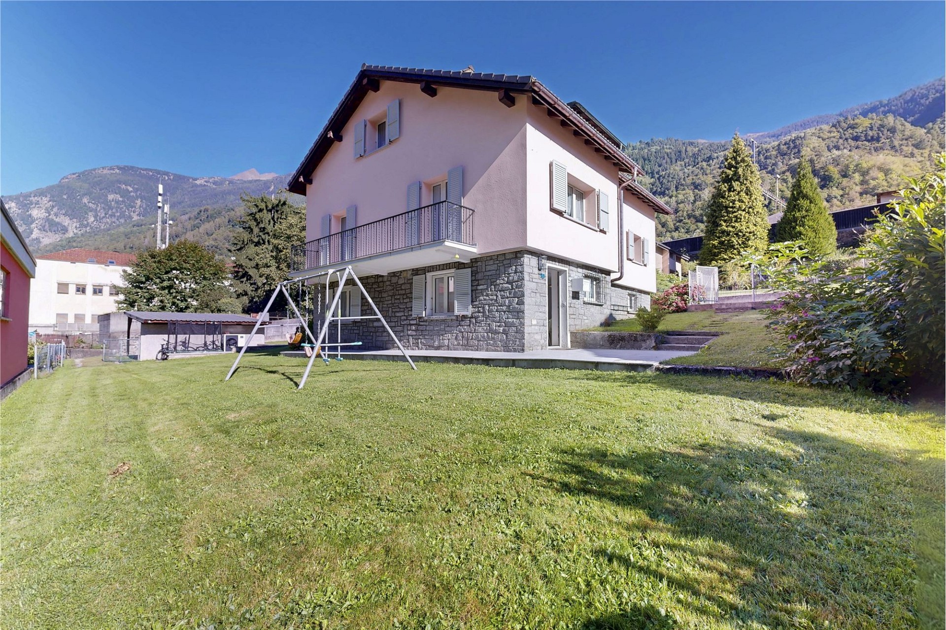 Freistehendes Einfamilienhaus mit Garten und Bergblick