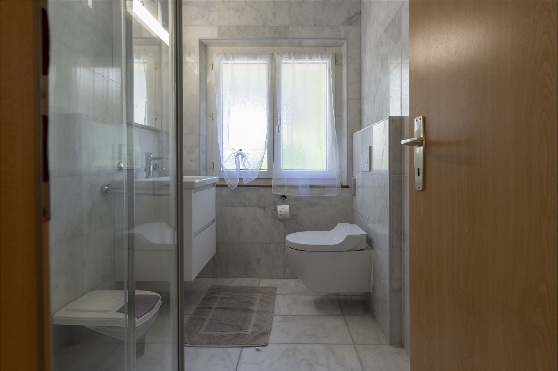 Modernes Badezimmer mit Dusche und WC