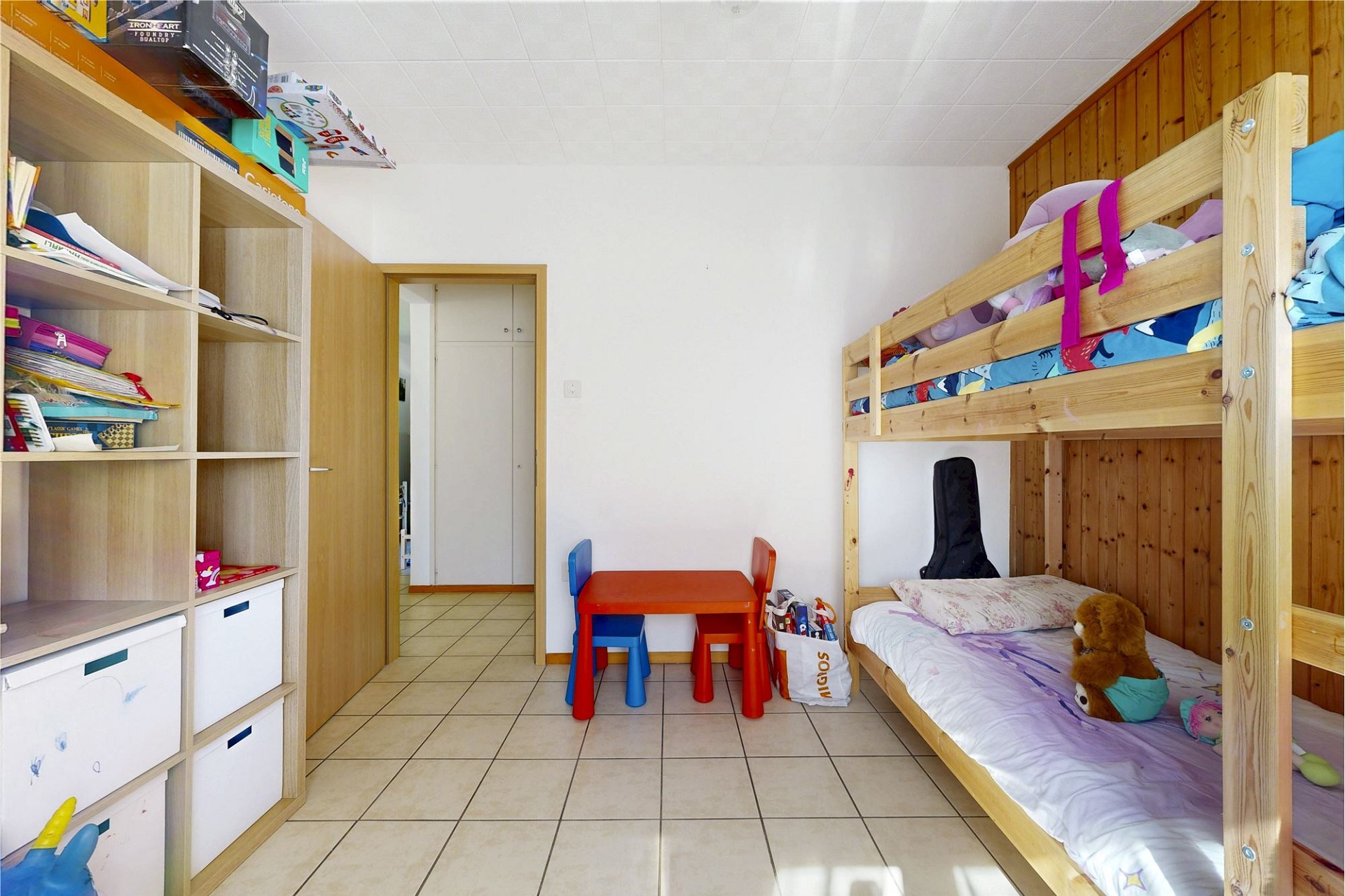 Kinderzimmer mit Etagenbett und Spielbereich