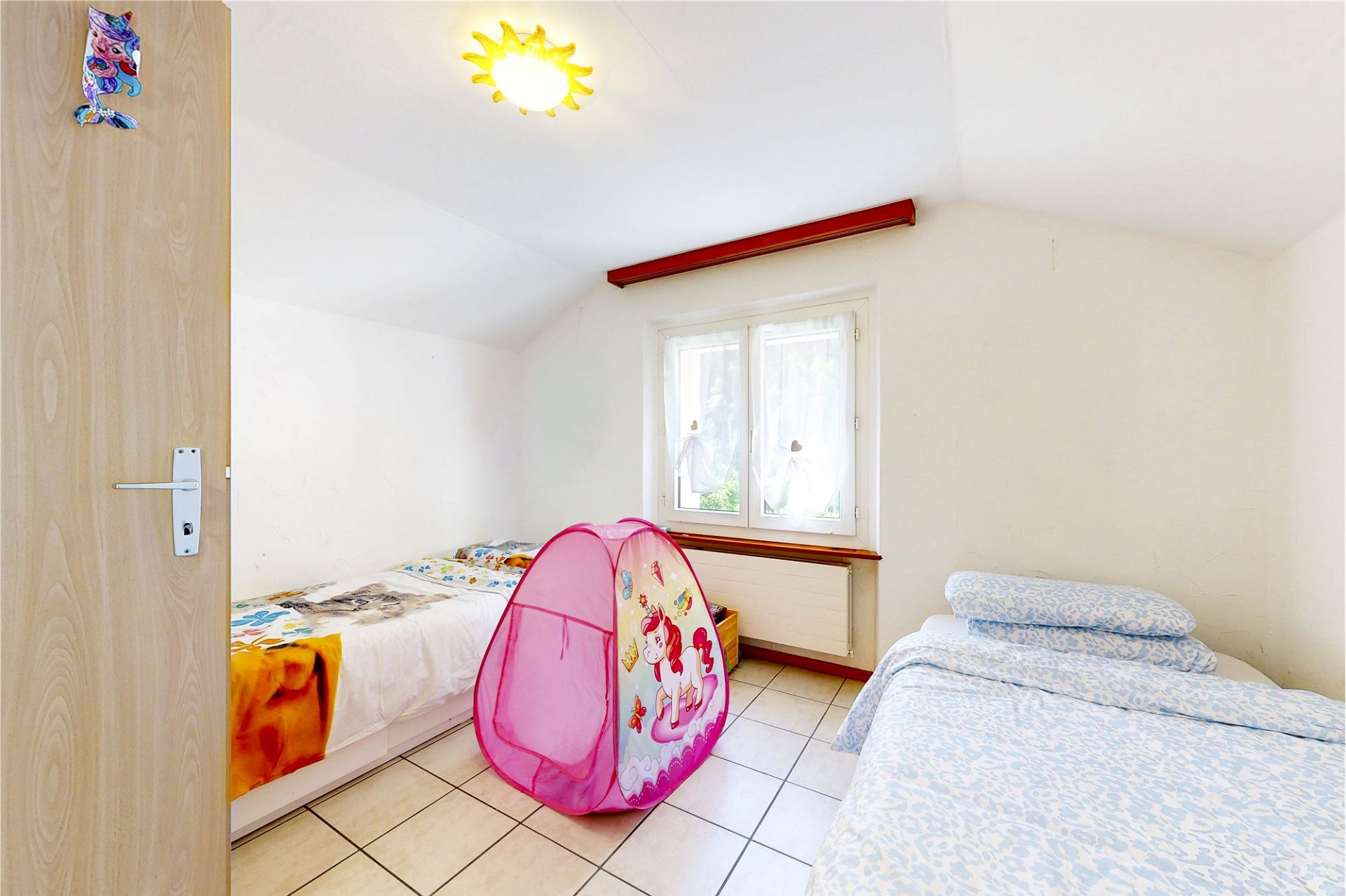 Kinderzimmer mit zwei Betten