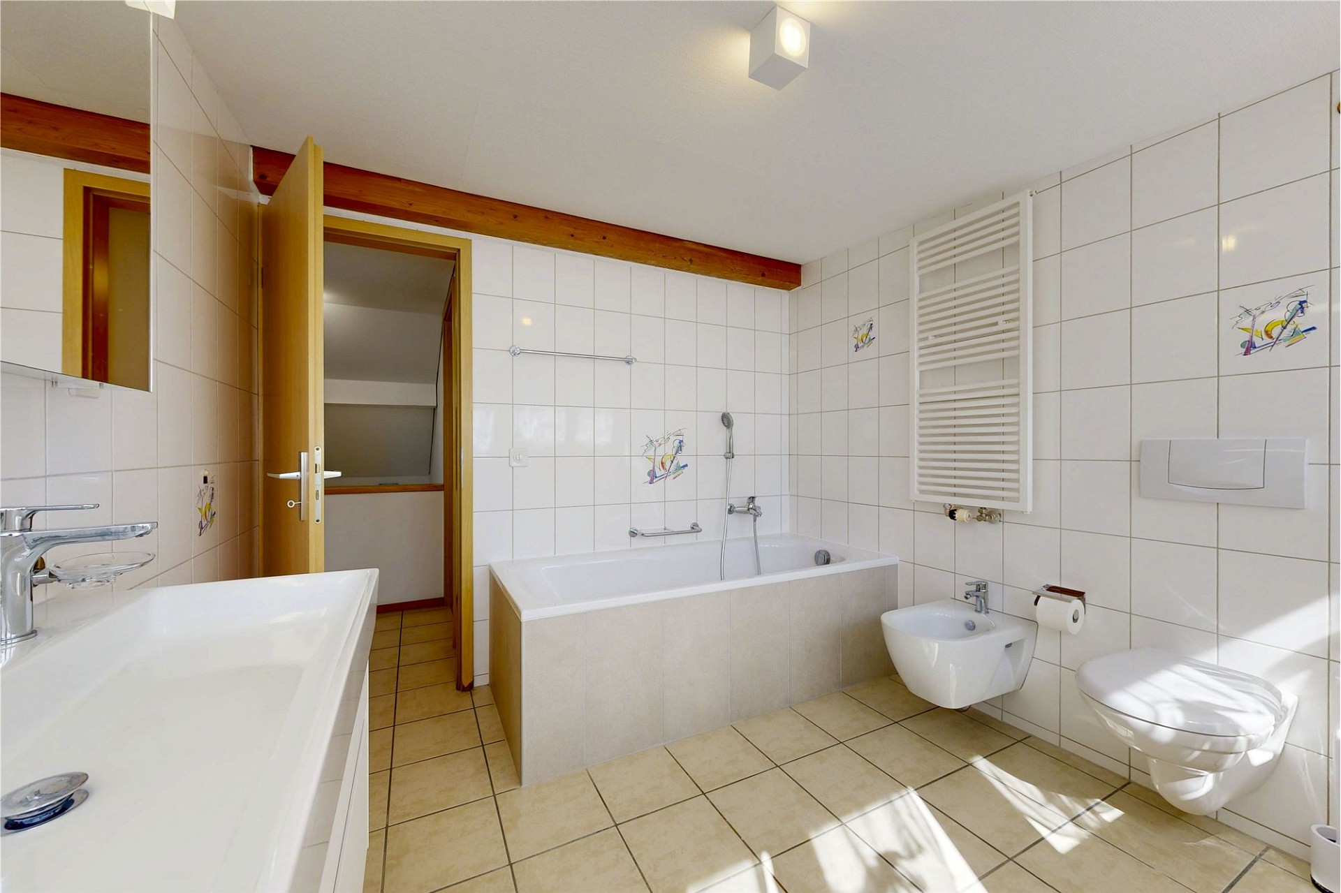 Helles Badezimmer mit Wanne und WC