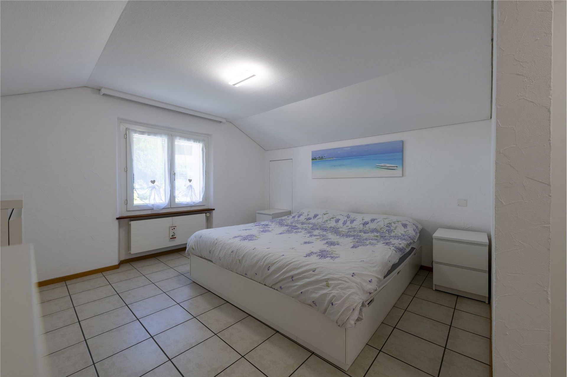 Helles Schlafzimmer mit Fliesenboden