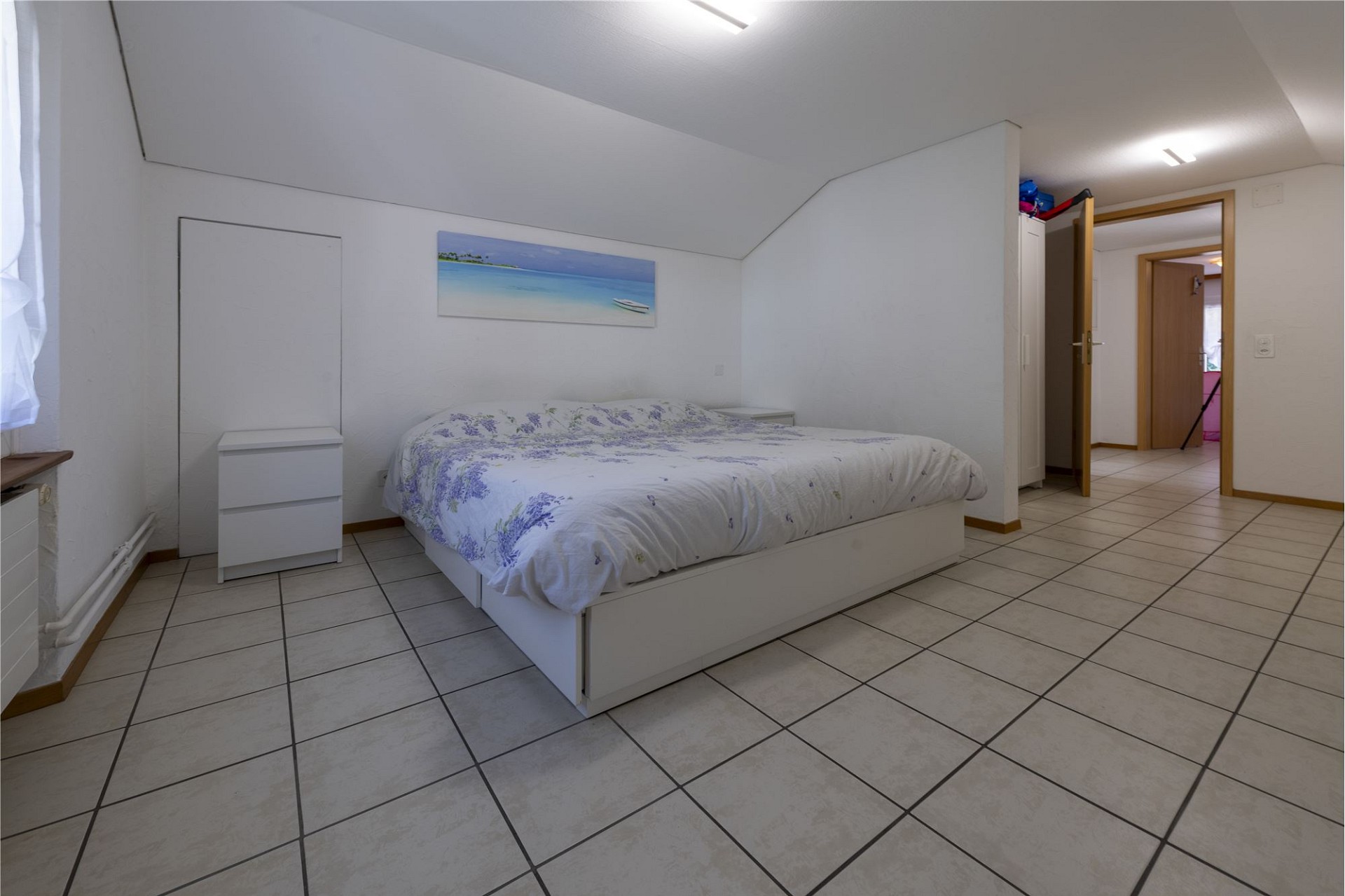 Schlafzimmer mit Fliesenboden