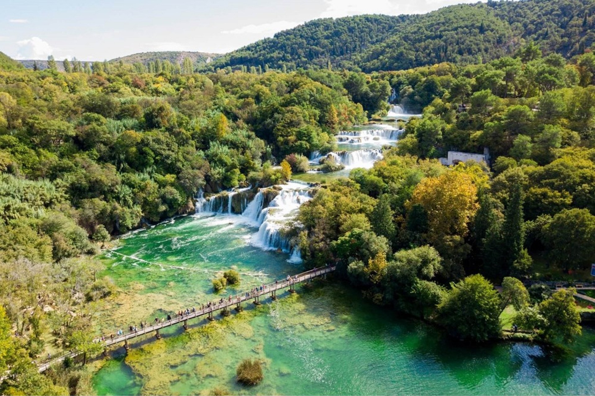 Luftaufnahme eines Wasserfallsystems in üppiger Landschaft