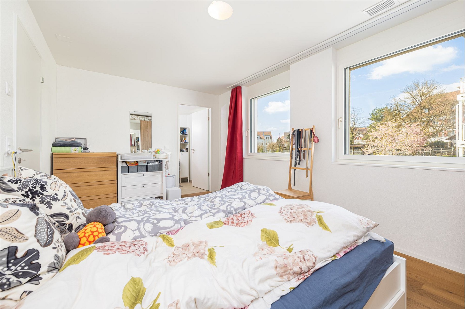 Helles Schlafzimmer mit großen Fenstern