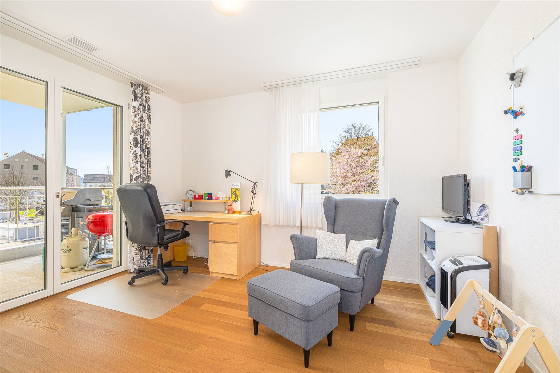 Helles Arbeitszimmer mit Balkonzugang