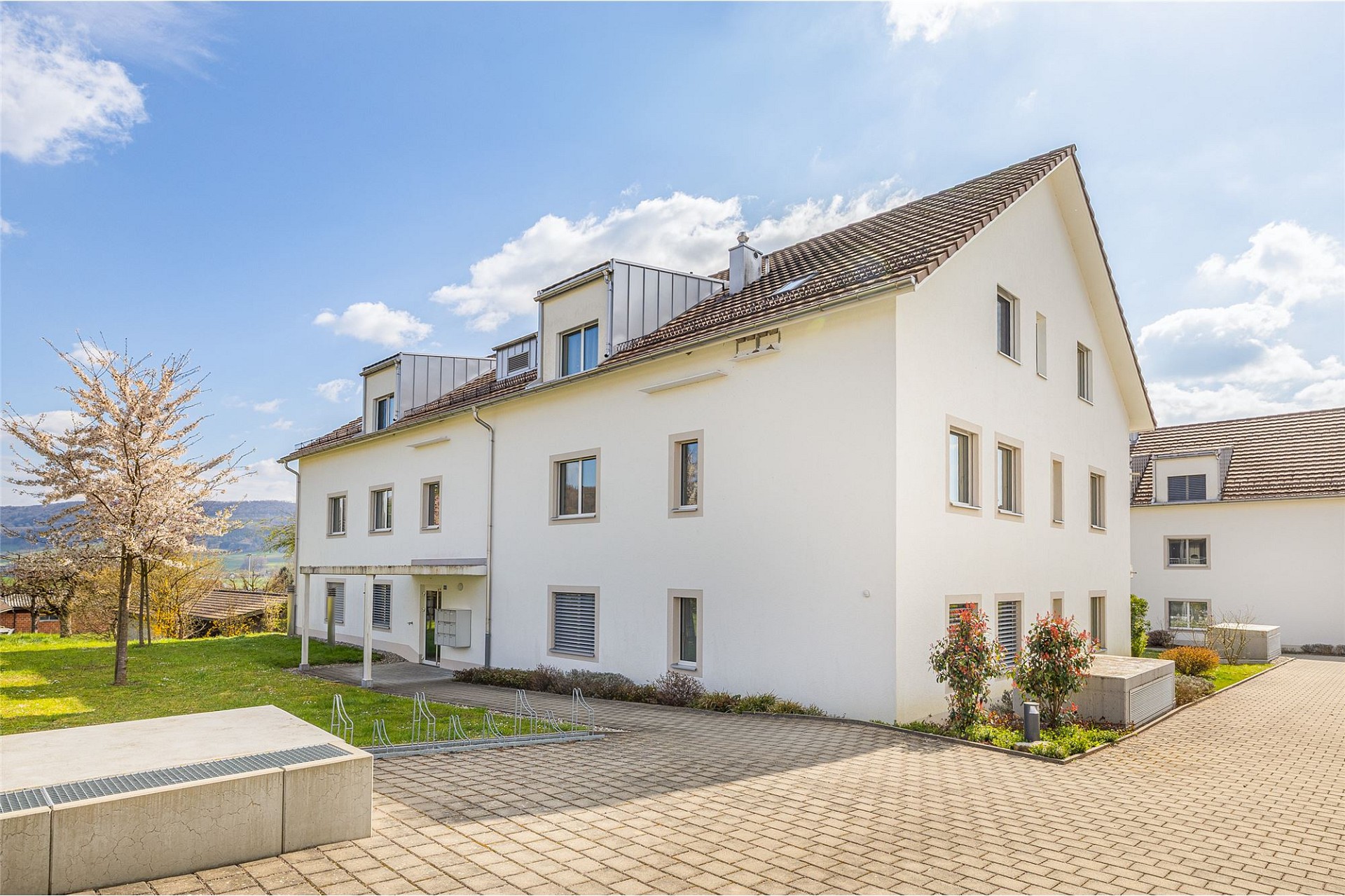 Mehrfamilienhaus mit Satteldach und Innenhof