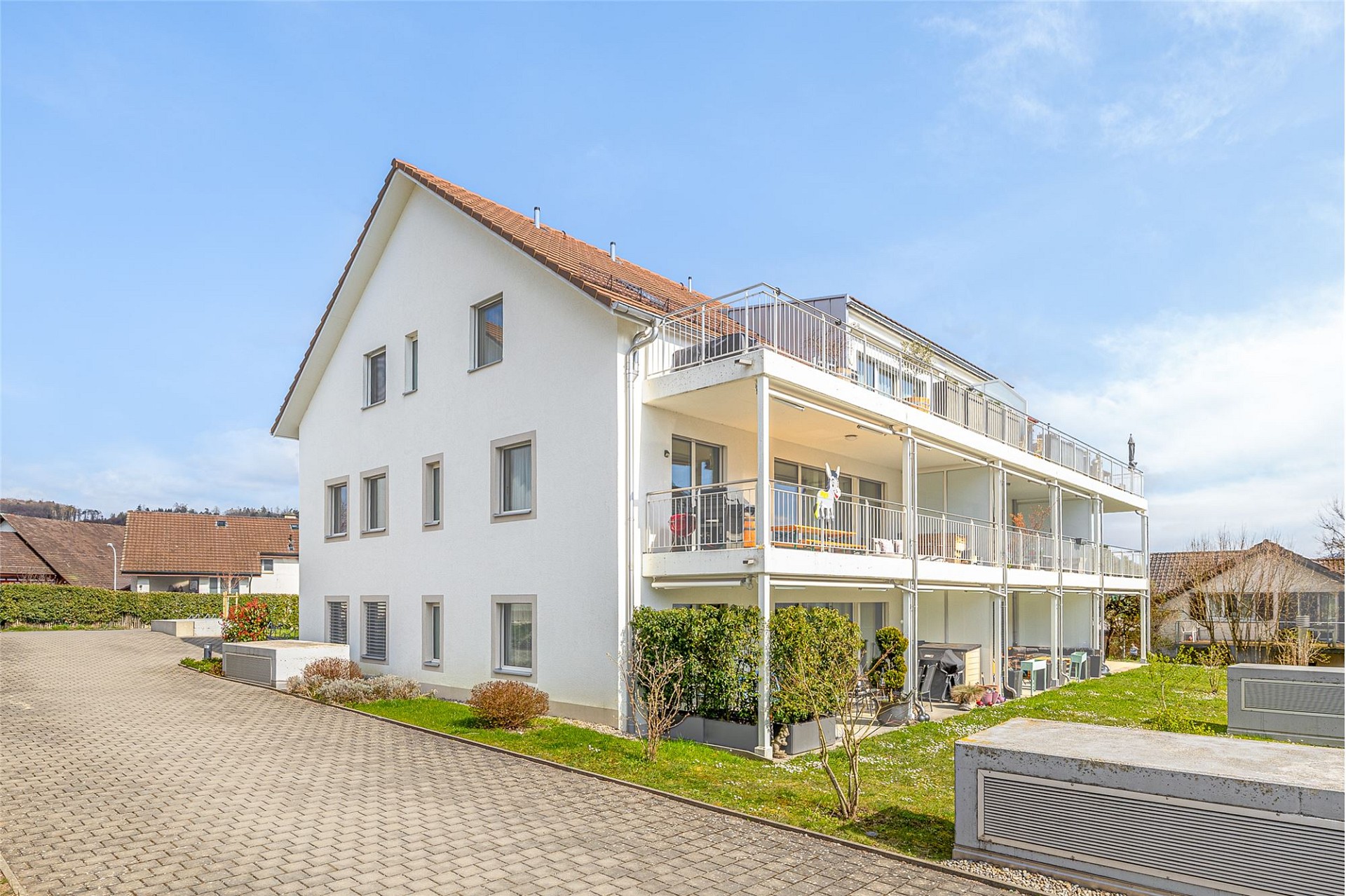 Mehrfamilienhaus mit Balkonen und Satteldach