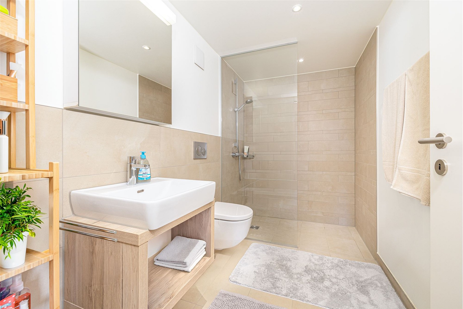 Modernes Badezimmer mit begehbarer Dusche