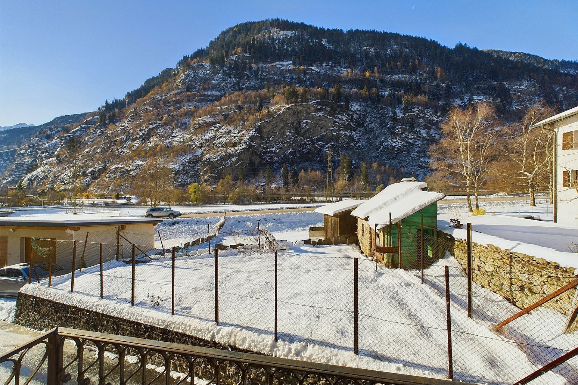 Schneebedecktes Grundstück mit Bergblick