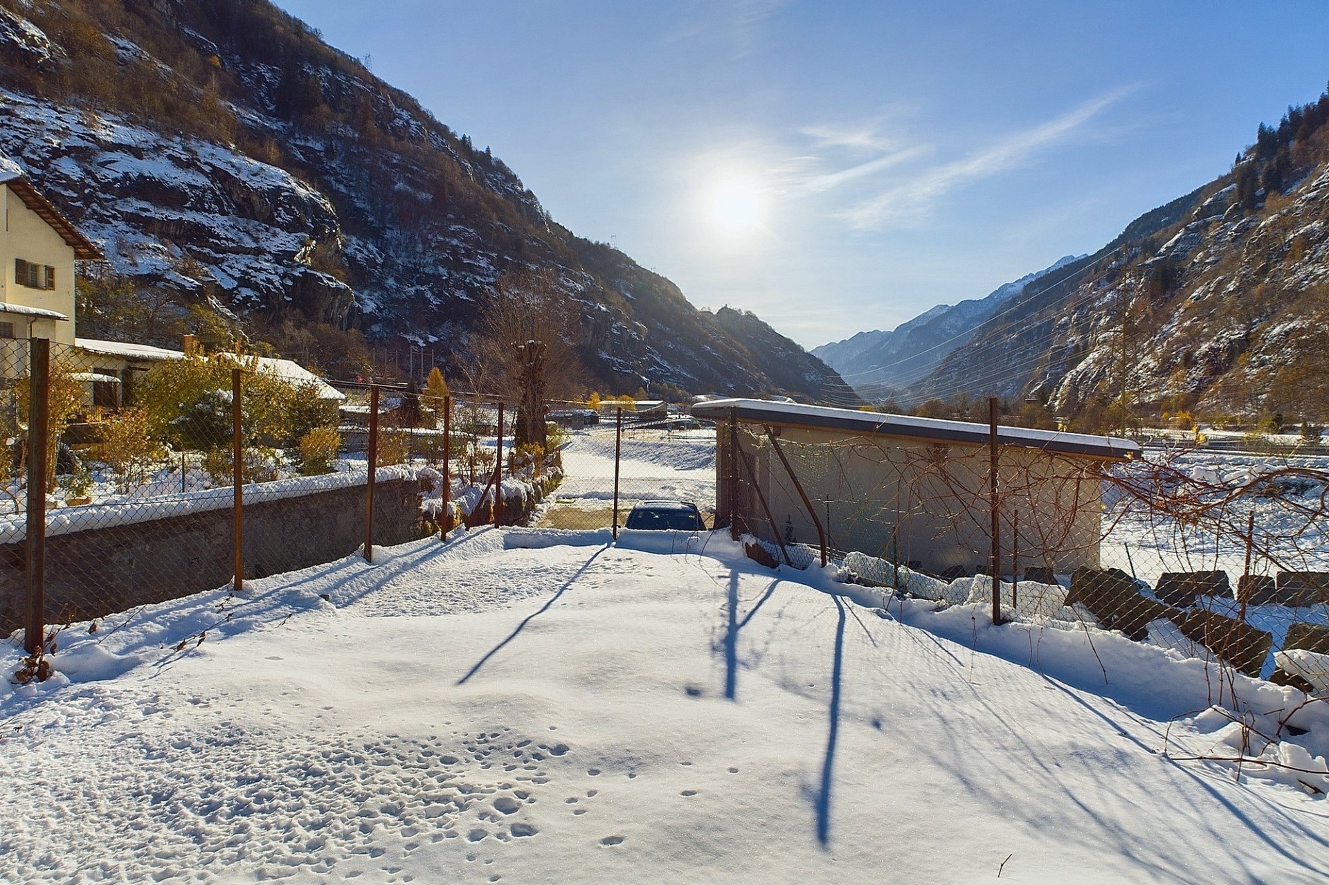 Verschneiter Außenbereich mit Bergblick