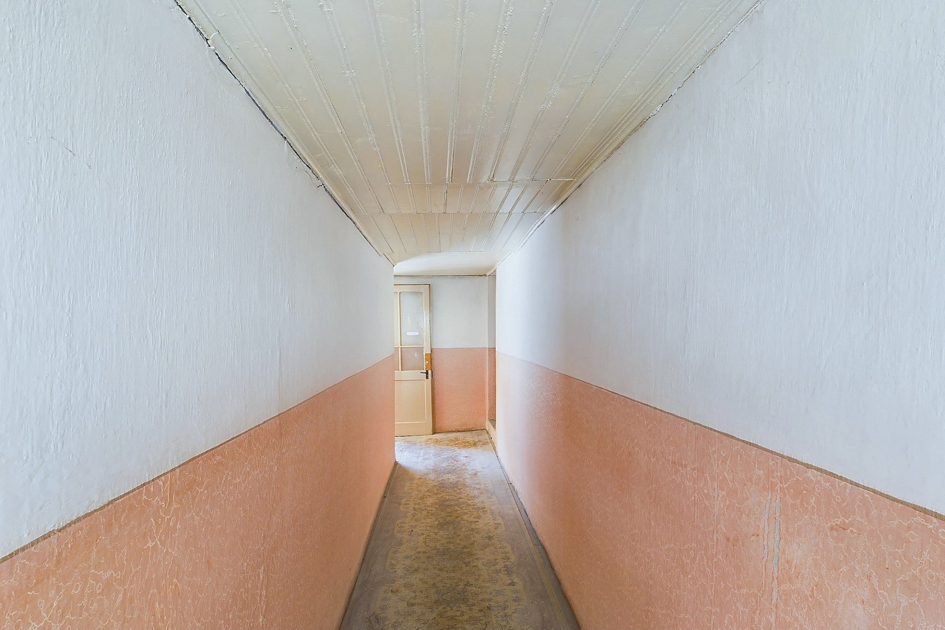 Schmaler Altbau-Flur