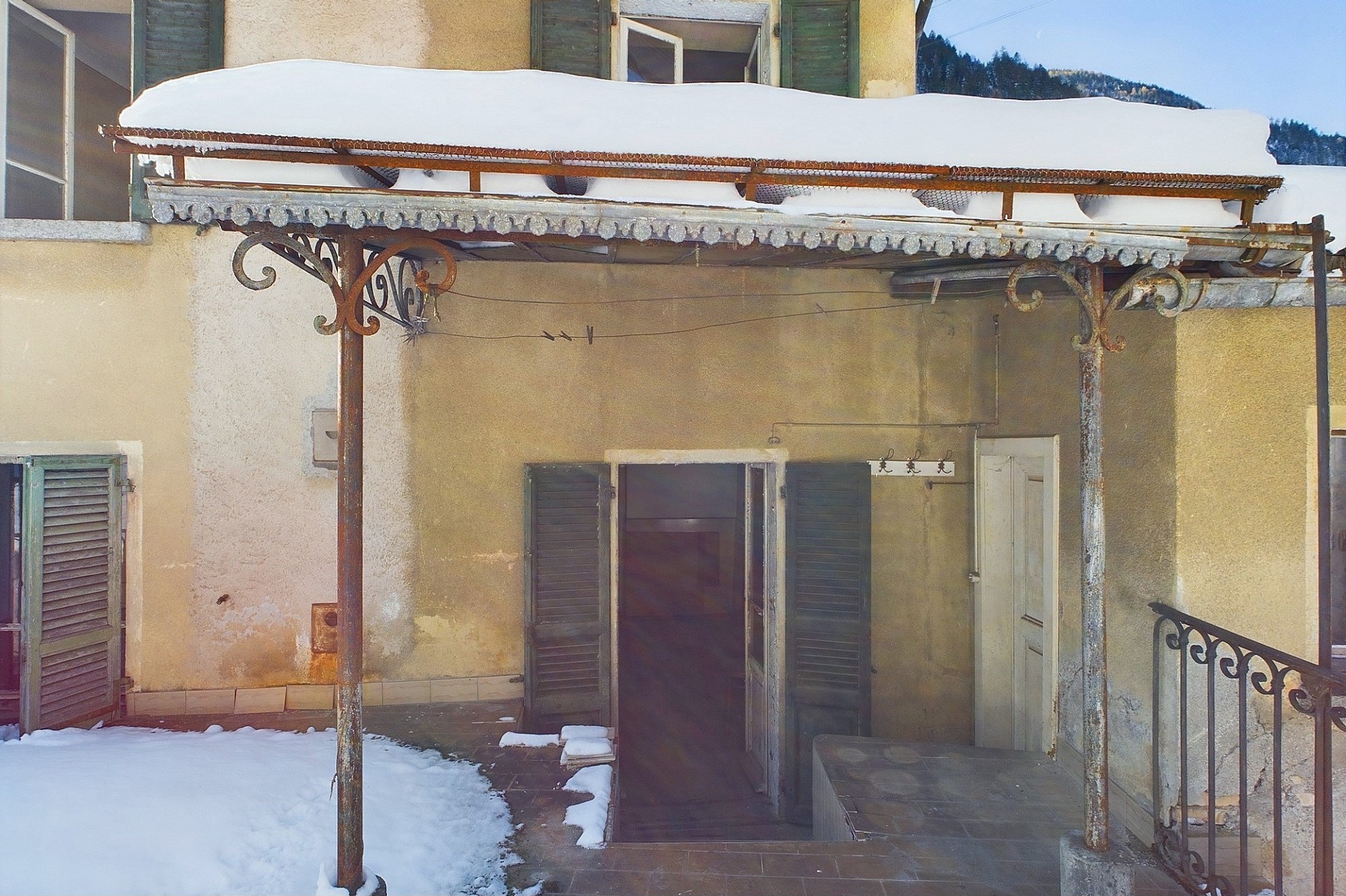 Verschneite Außenansicht einer Terrasse mit Überdachung