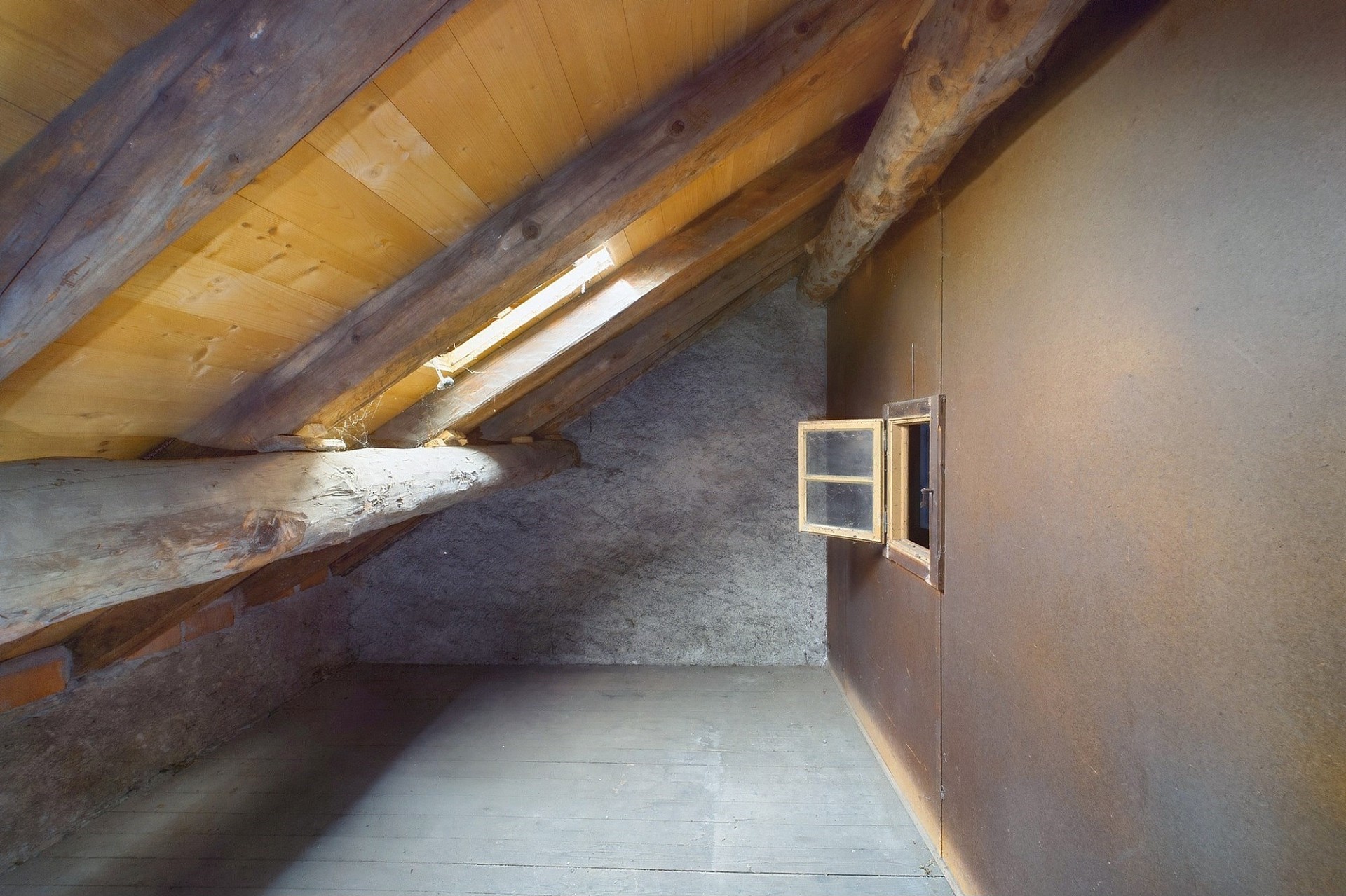 Dachboden mit sichtbaren Holzbalken