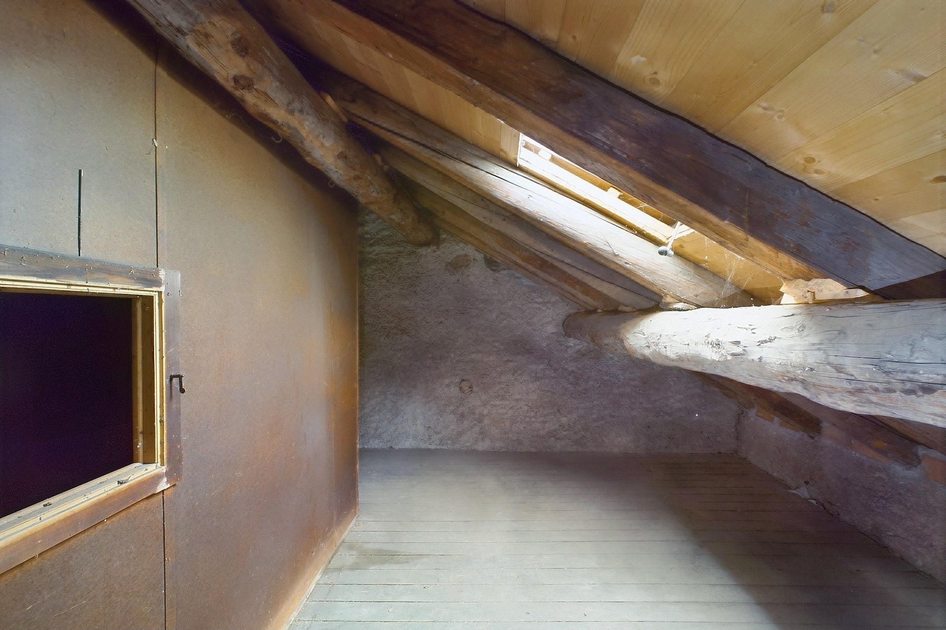 Dachboden mit sichtbaren Holzträgern
