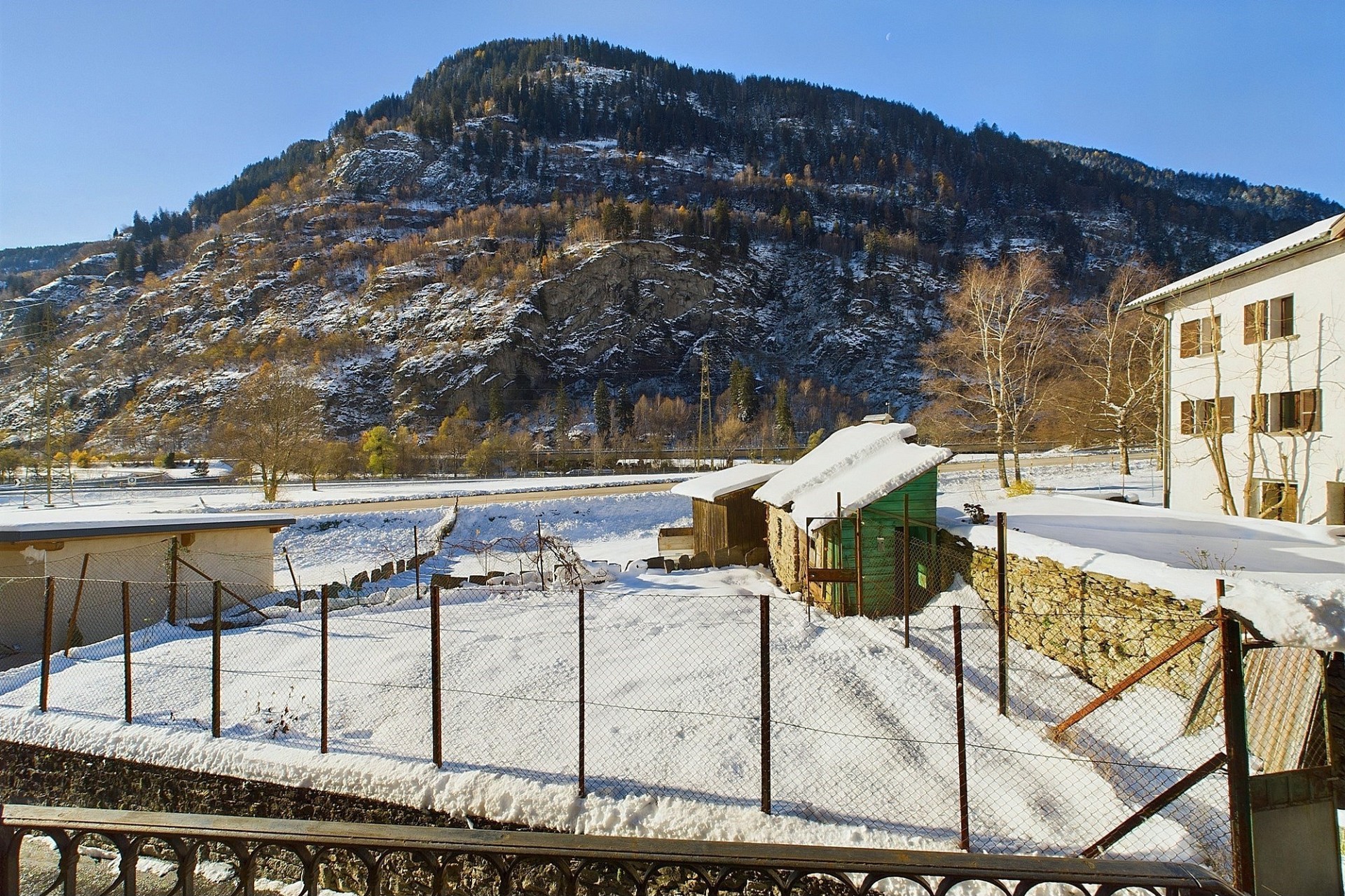 Winterliche Berglandschaft mit Wohngebäude und Hof