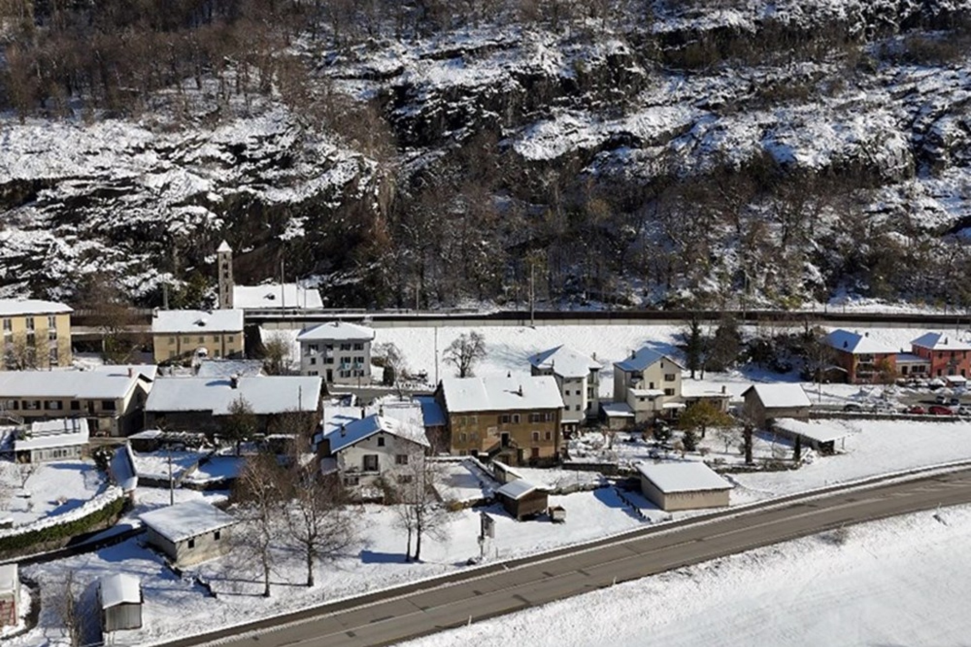 Verschneite Siedlung am Hang