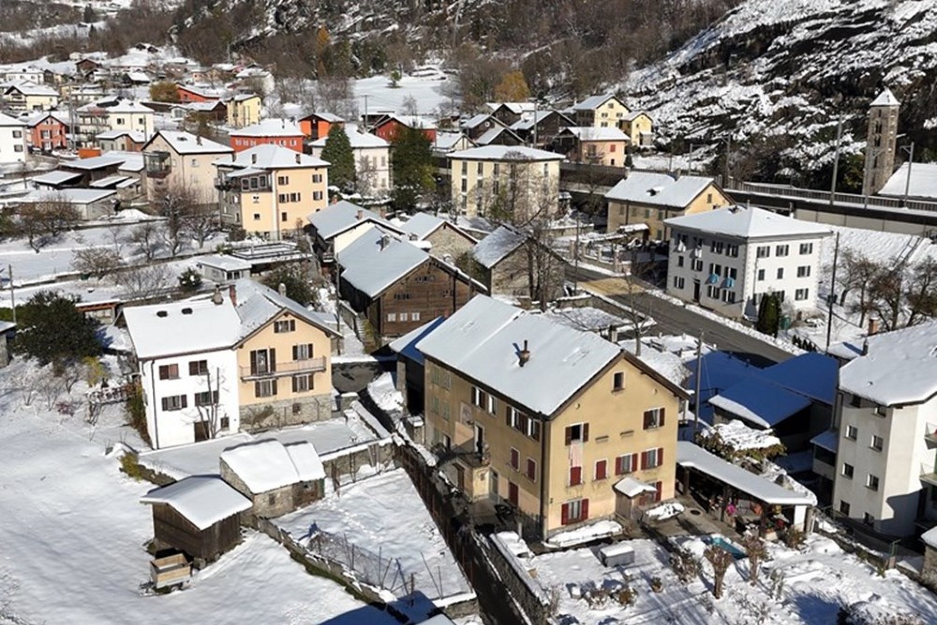 Verschneite Ortschaft aus der Luft