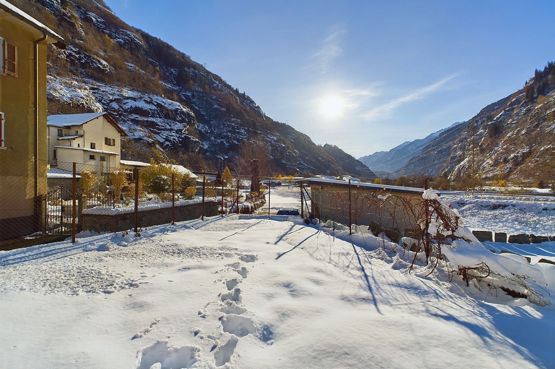 Verschneiter Außenbereich mit Bergtalblick