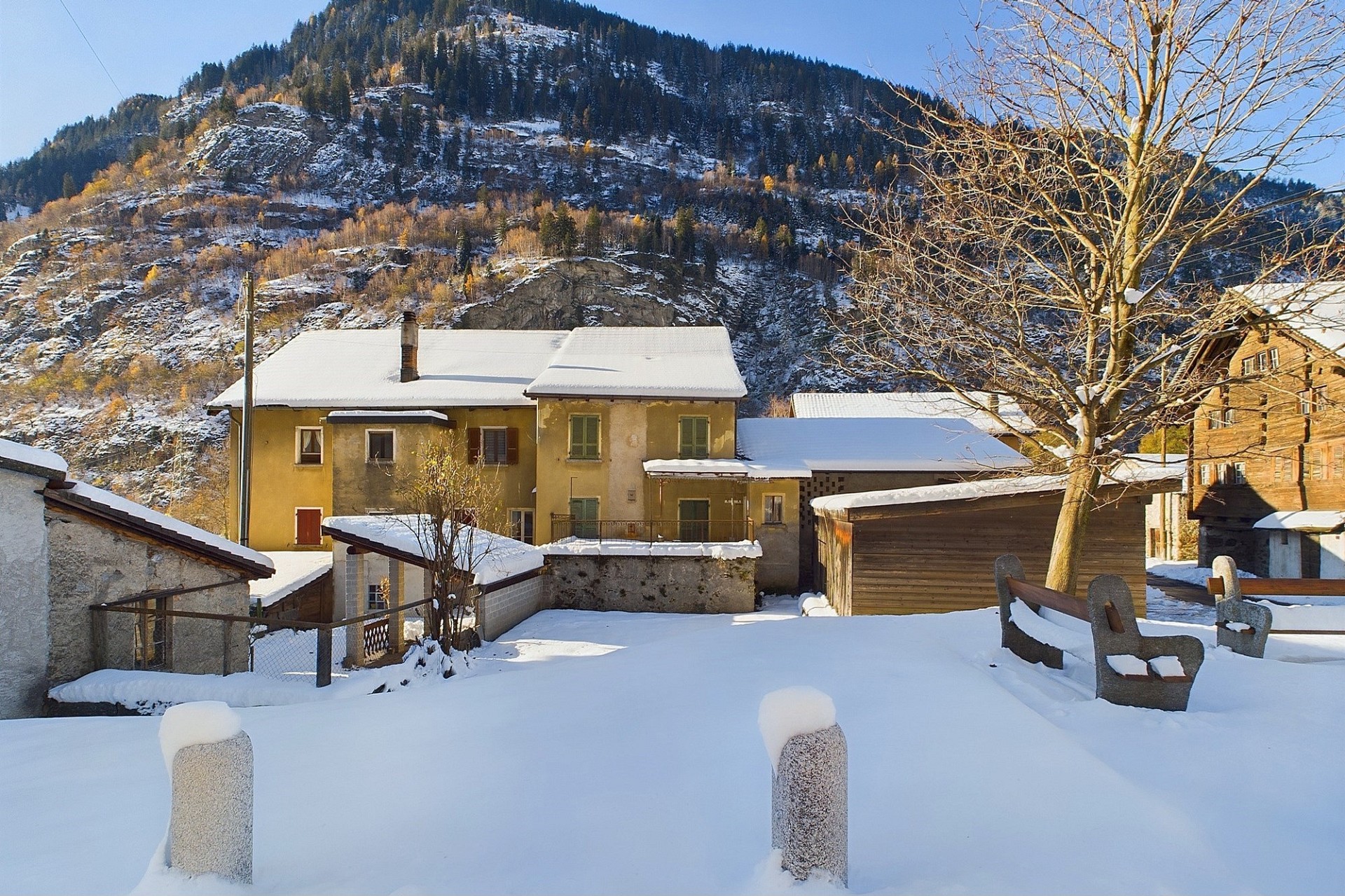 Verschneite Außenansicht eines Hauses in alpiner Umgebung