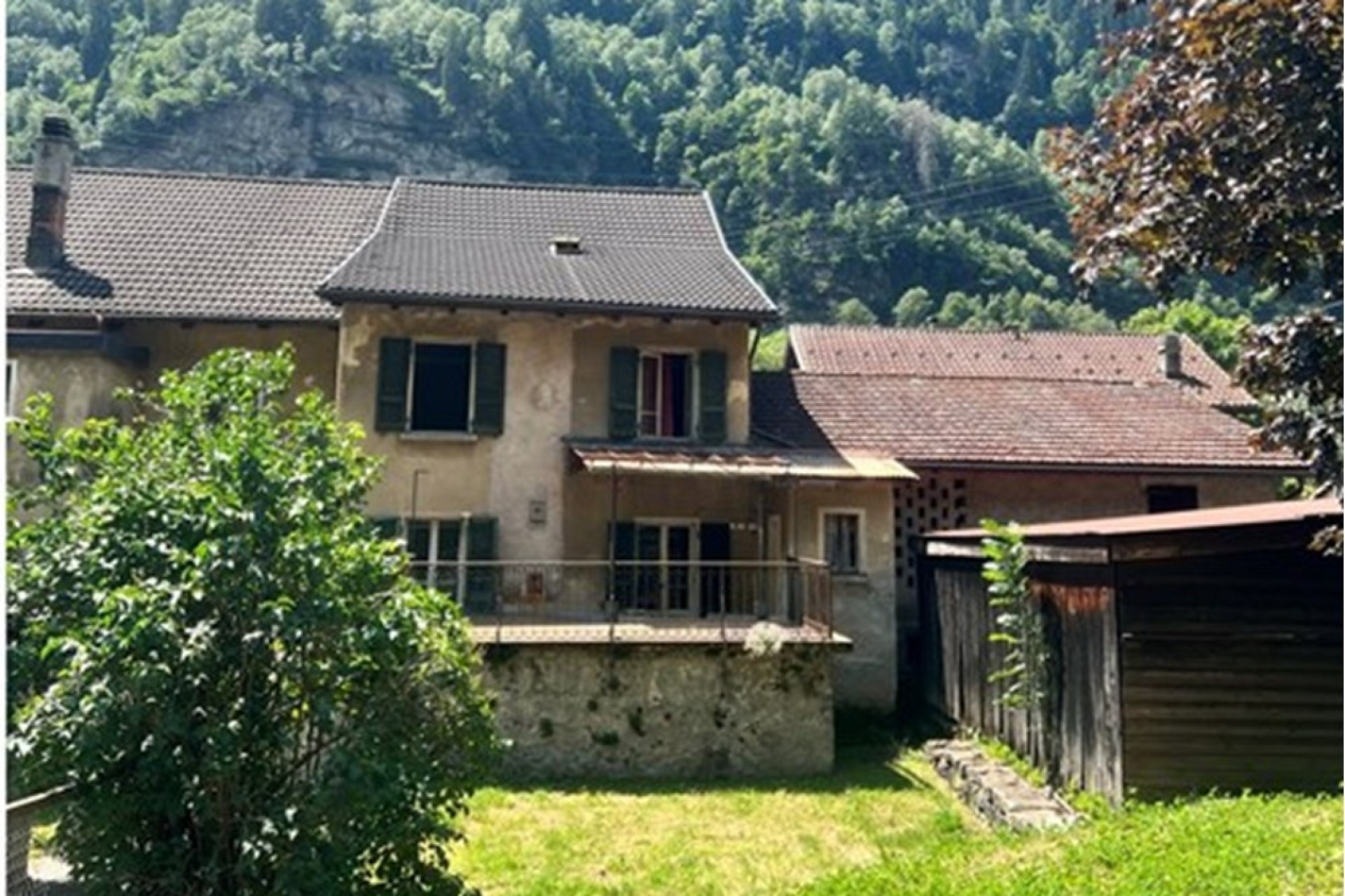 Landhaus mit Walmdach und Garten