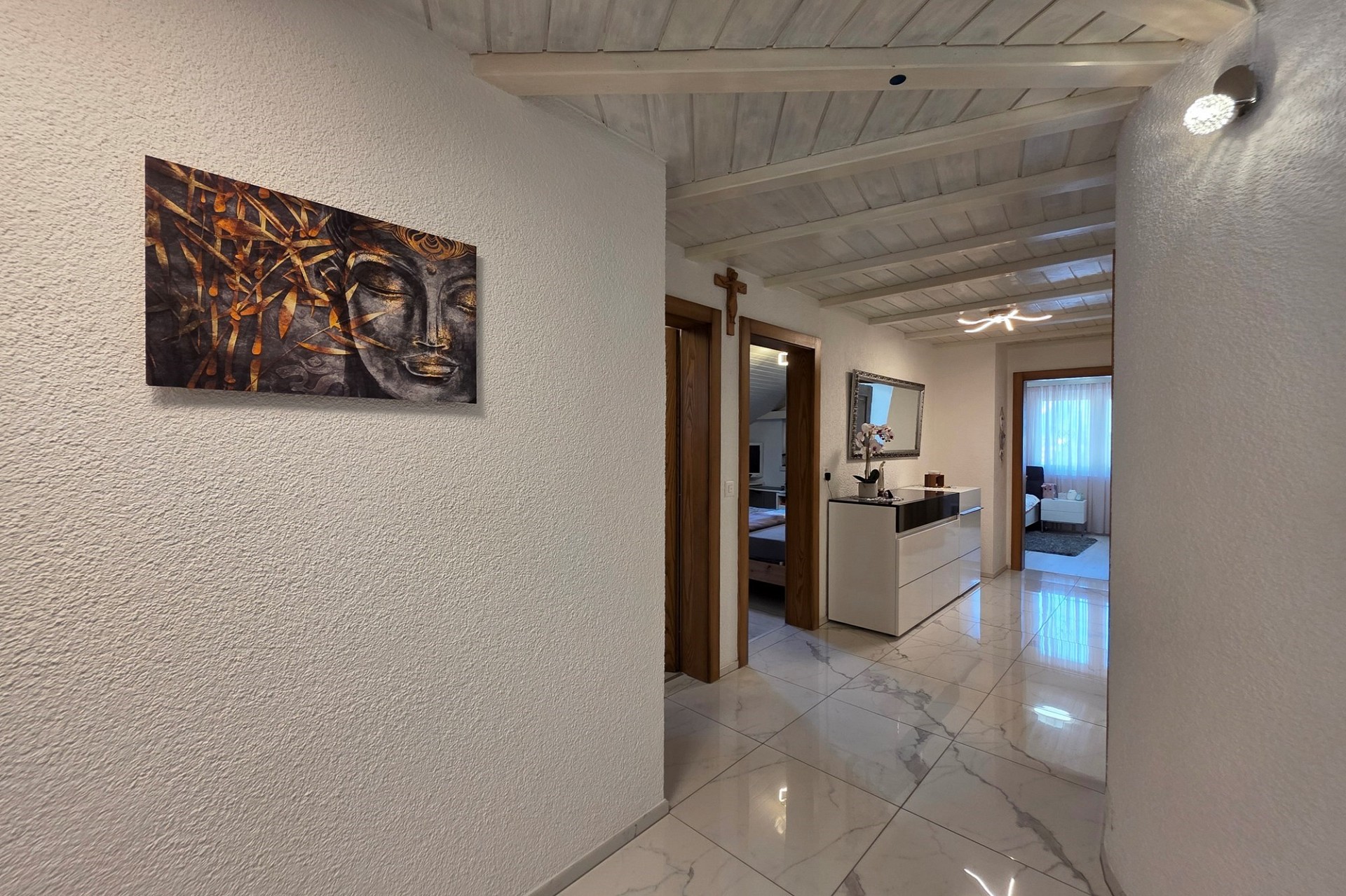 Heller Flur mit Sicht auf Schlafzimmer und Möbel