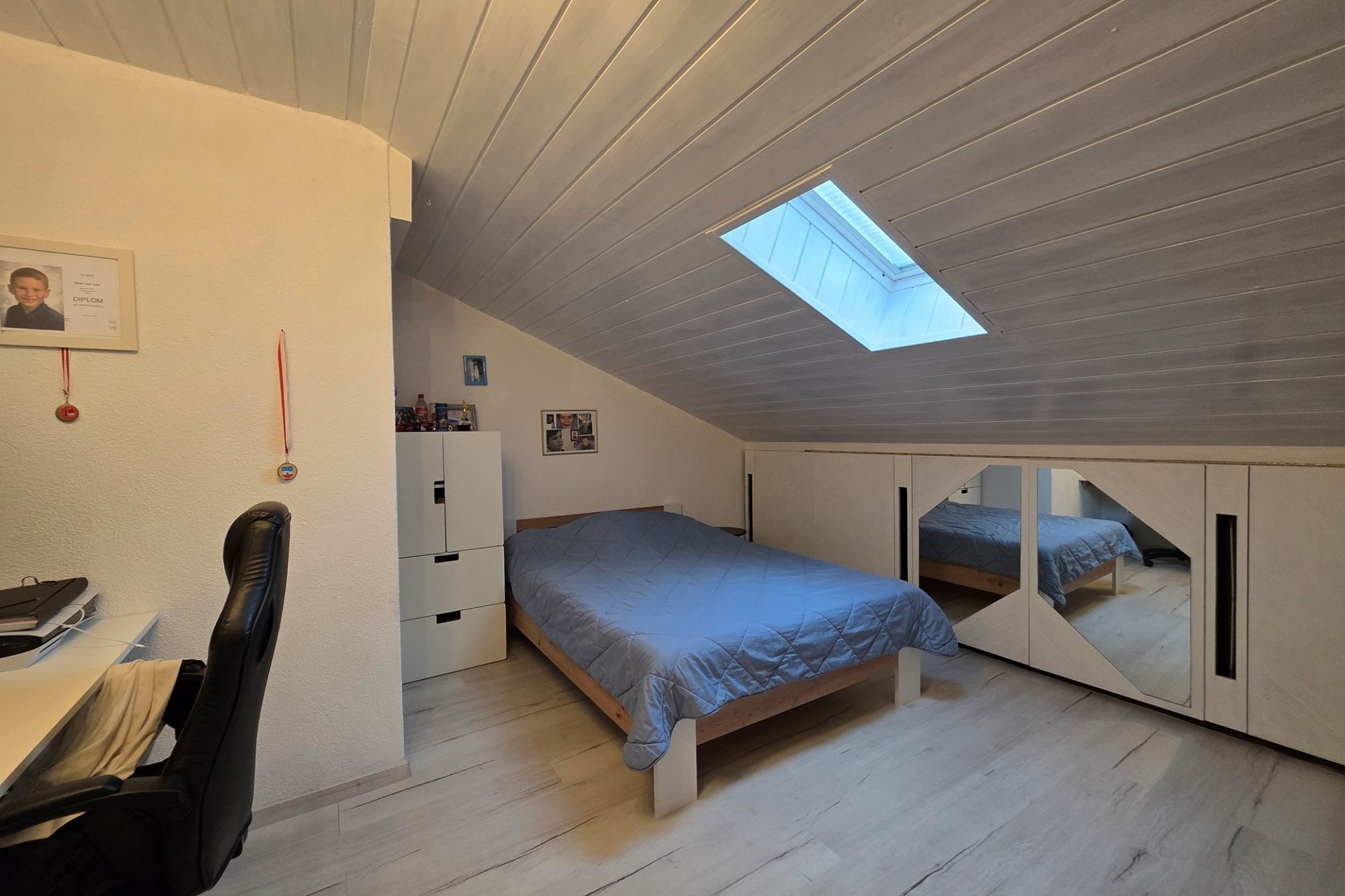 Dachgeschoss-Schlafzimmer mit Dachfenster