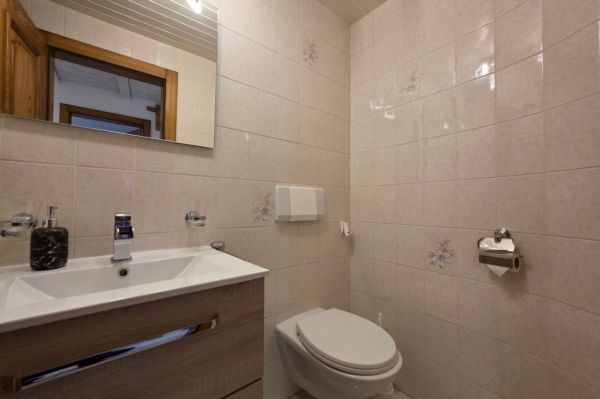 Kleines modernes Gäste-WC mit Waschtisch und WC