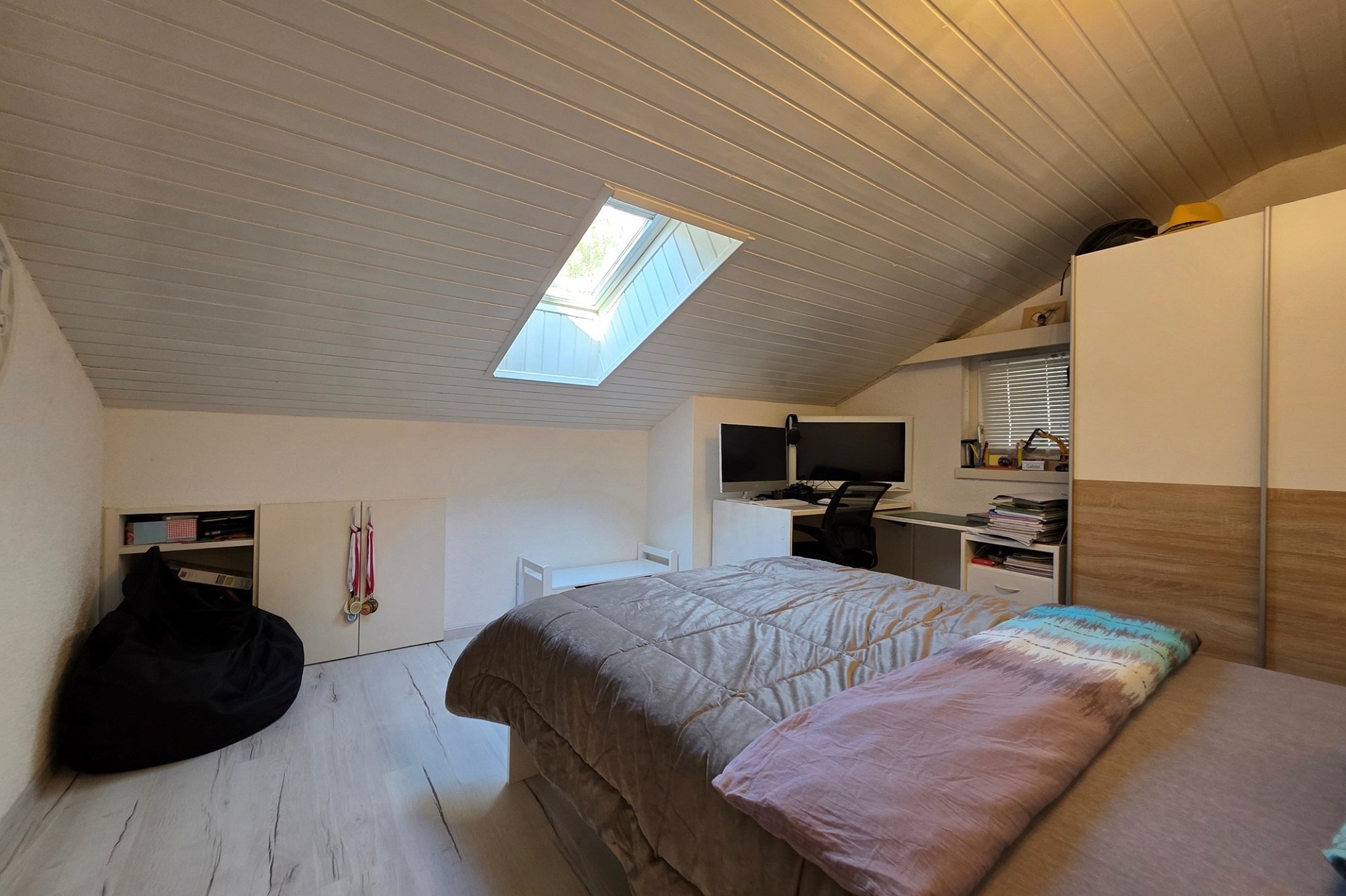 Dachgeschoss-Schlafzimmer mit Arbeitsbereich