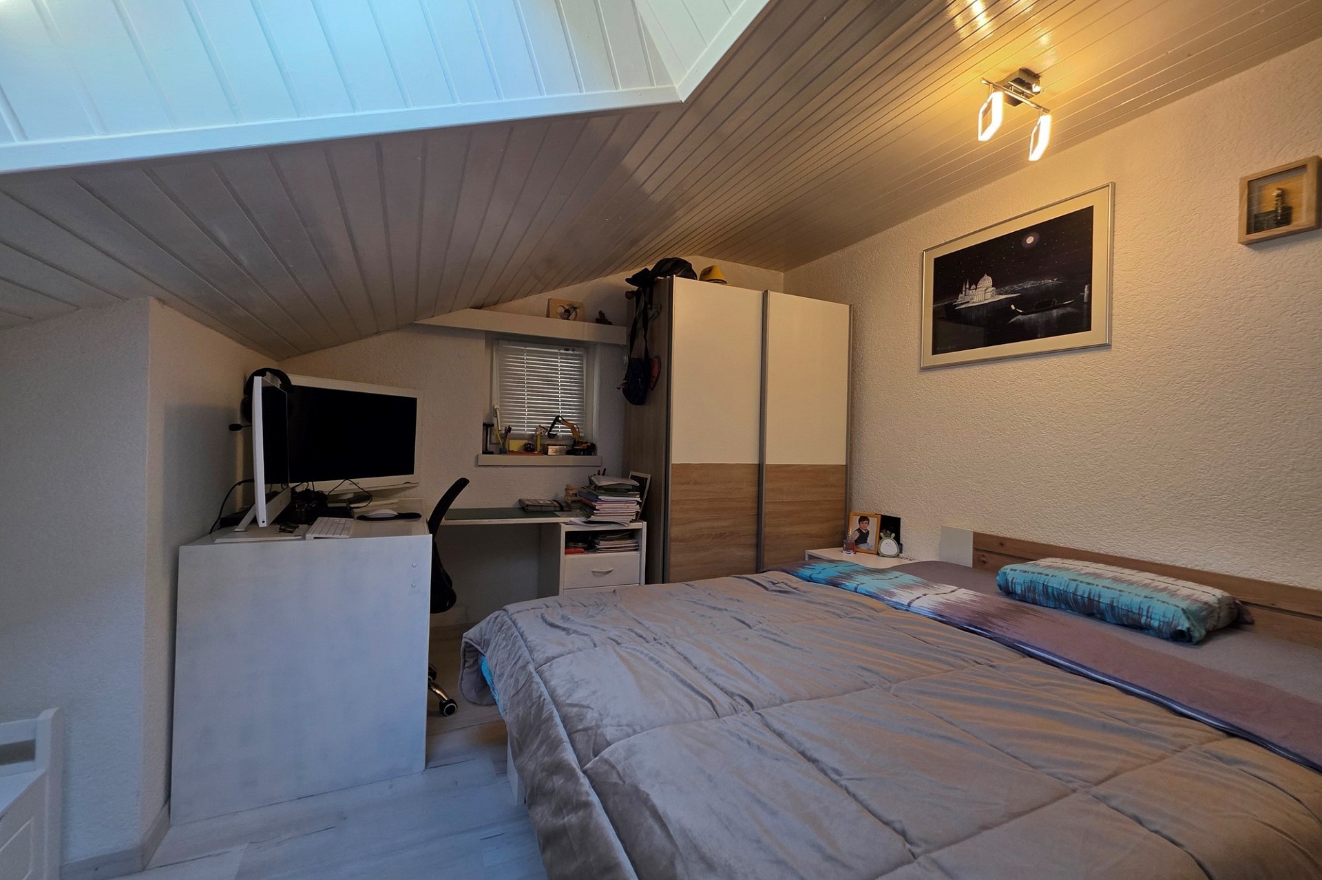 Dachgeschoss-Schlafzimmer mit Arbeitsbereich