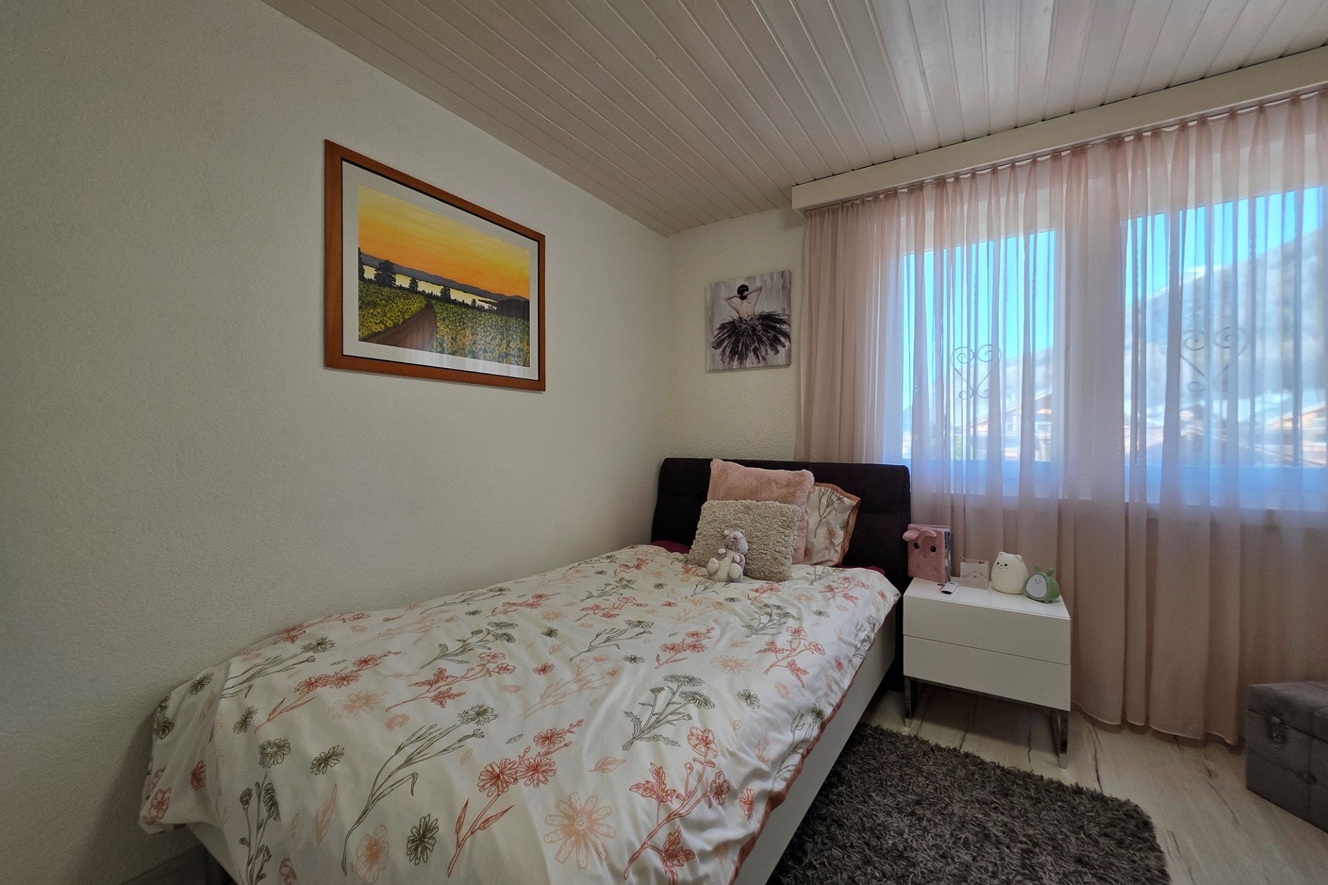 Gemütliches Schlafzimmer mit Tageslicht