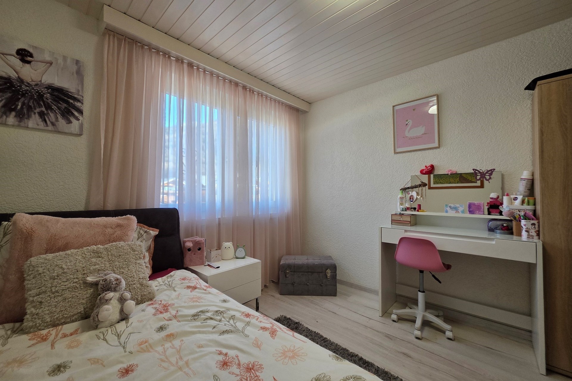 Gemütliches Schlafzimmer mit Arbeitsbereich