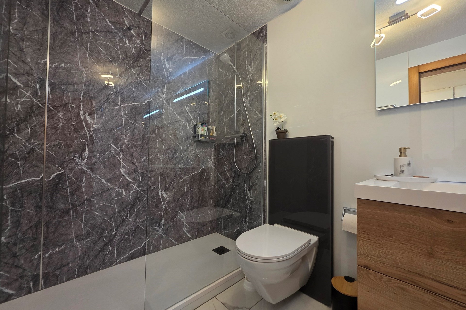 Modernes Badezimmer mit Walk-in-Dusche und WC