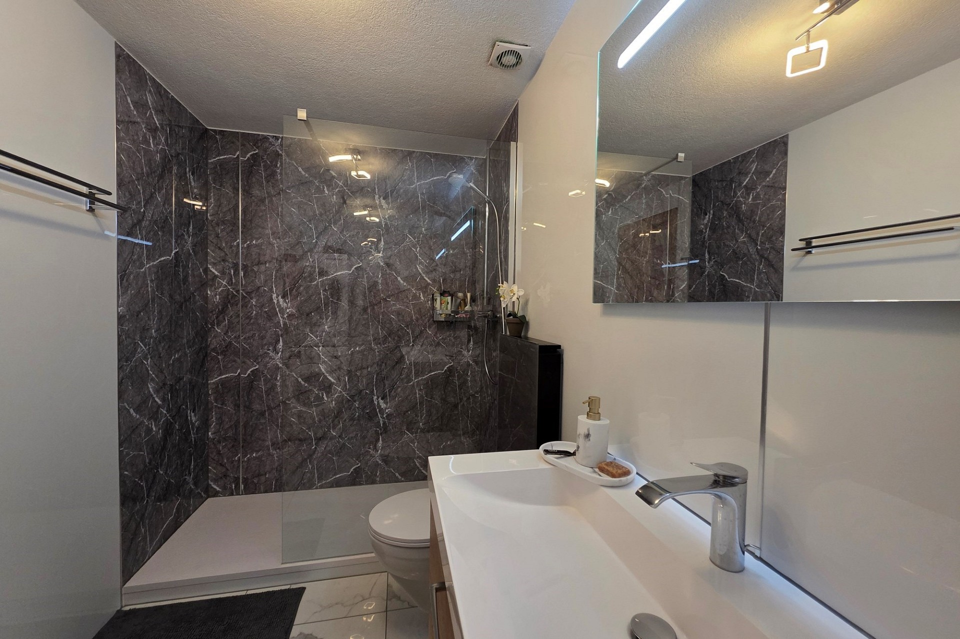Modernes Badezimmer mit dunkler Marmoroptik