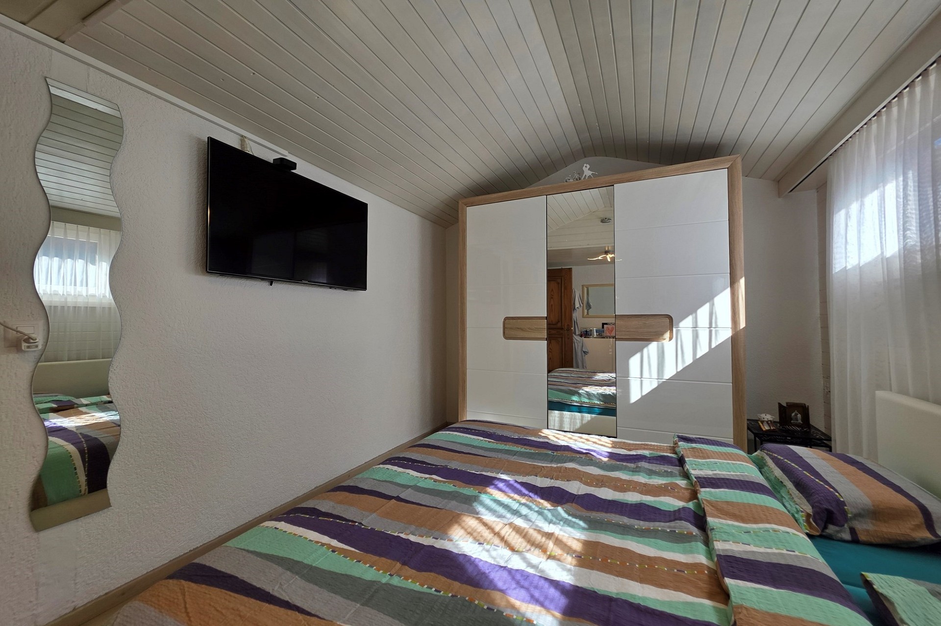 Schlafzimmer mit Dachschräge und Kleiderschrank