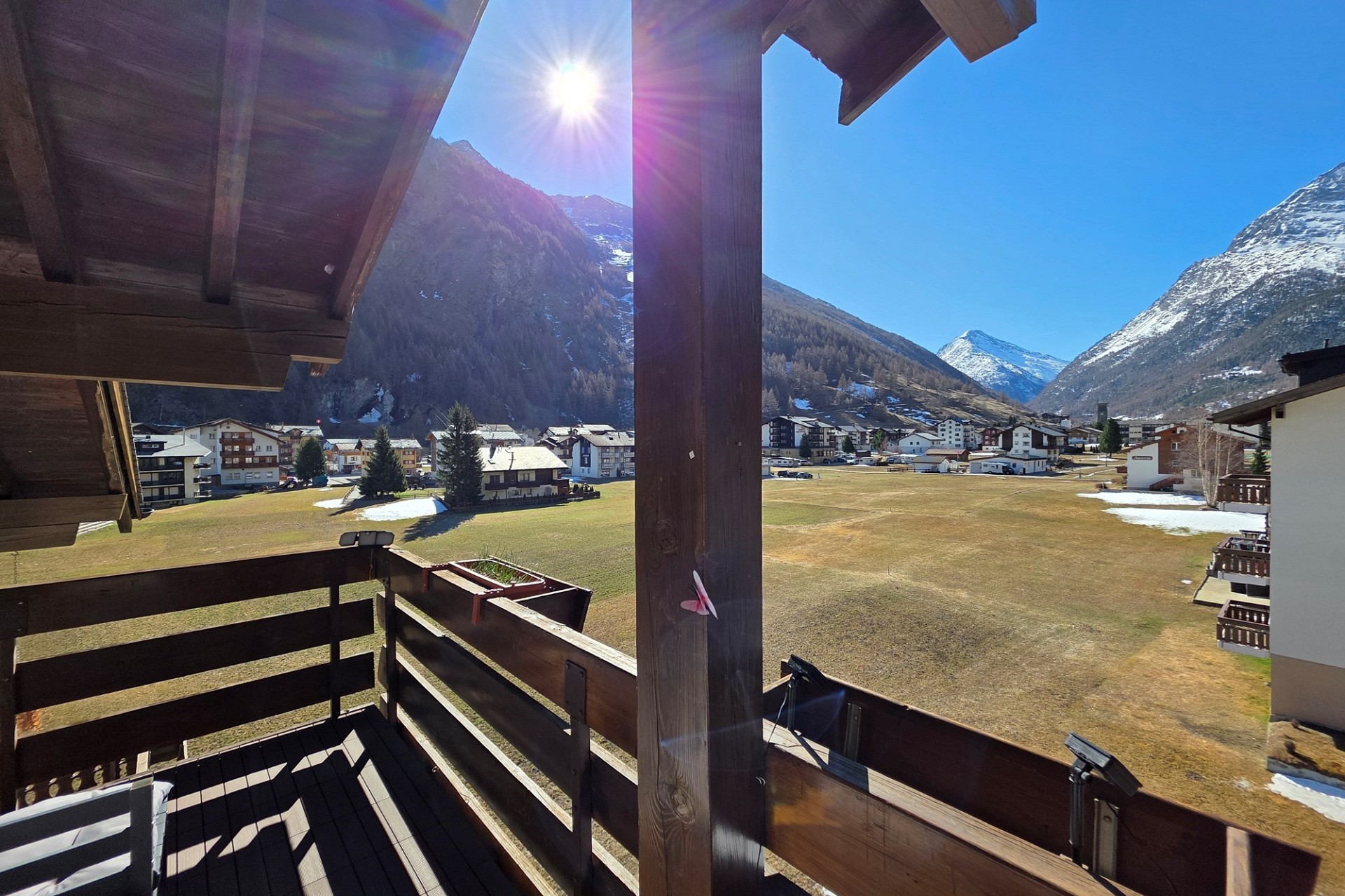 Balkon mit Bergpanorama