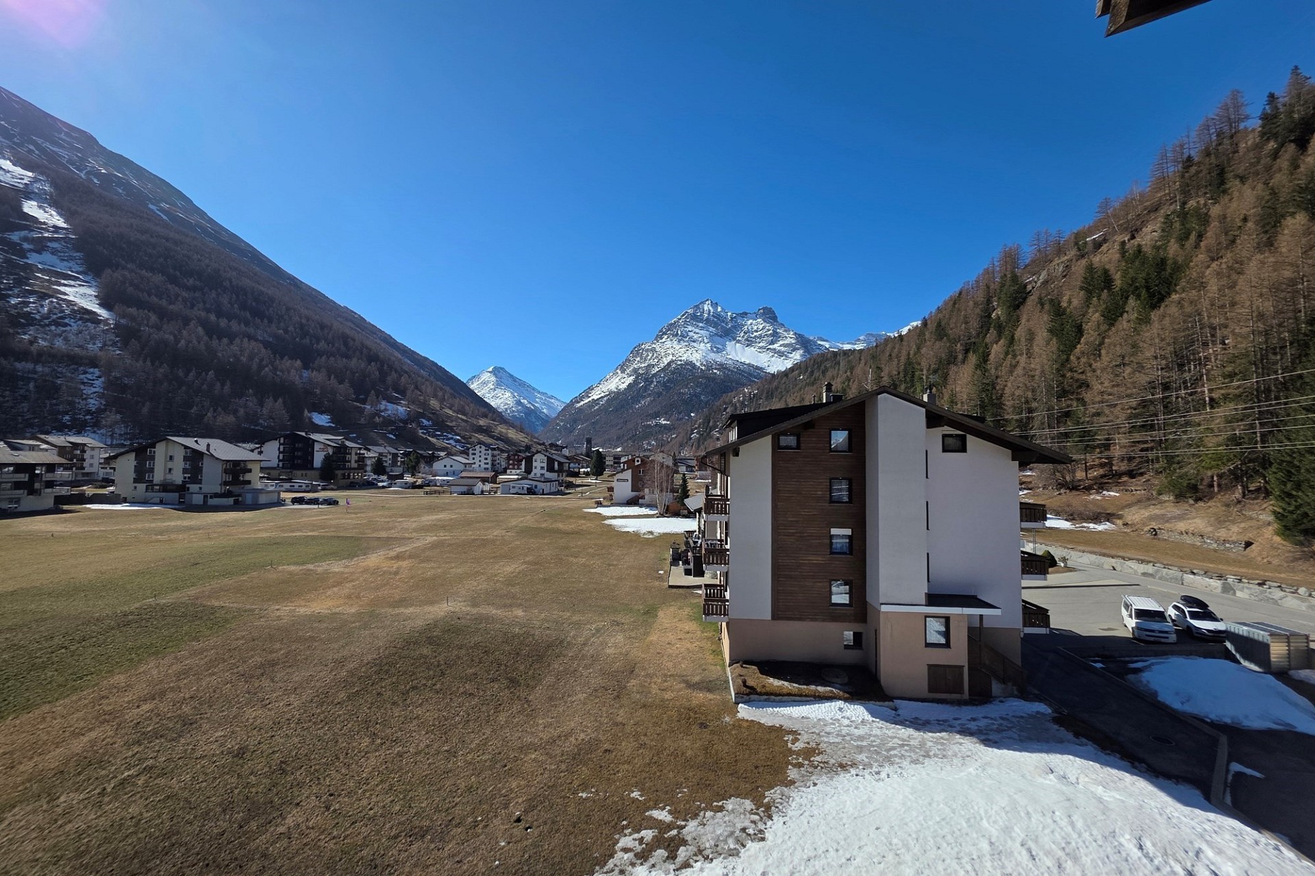 Alpine Wohnhaus mit Bergpanorama